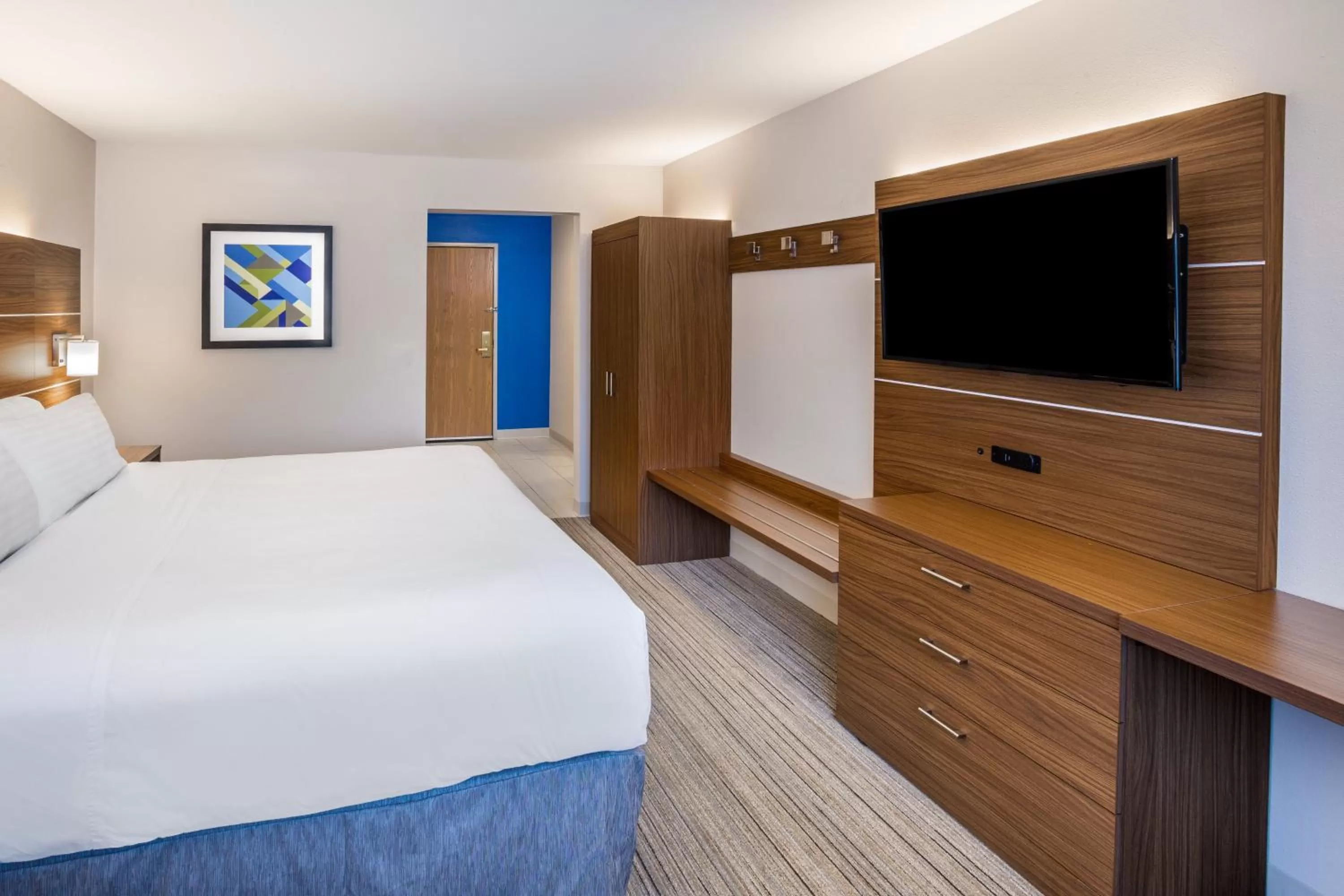 Photo of the whole room, Bed in Holiday Inn Express Wisconsin Dells by IHG