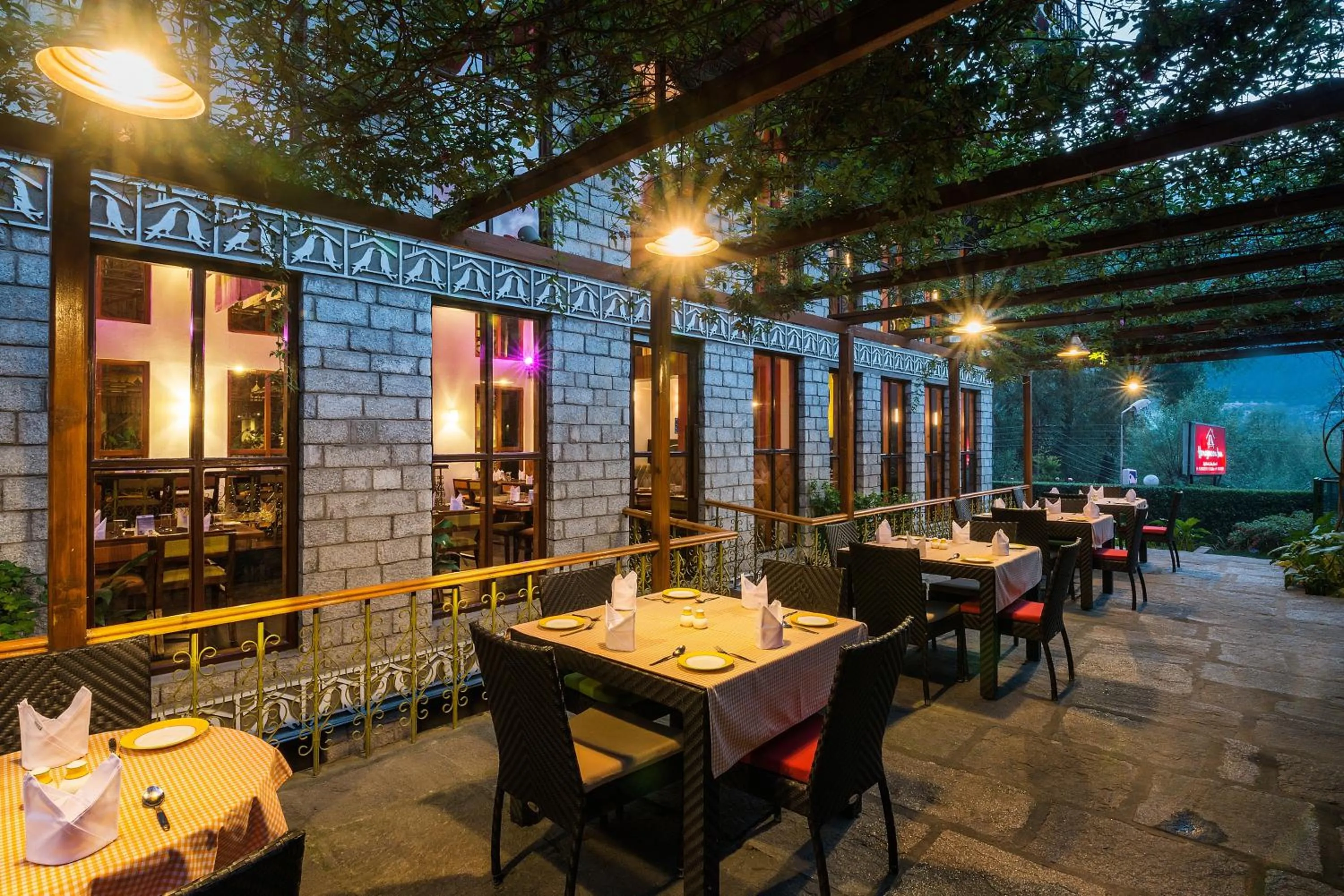 Restaurant/places to eat in Honeymoon Inn Manali