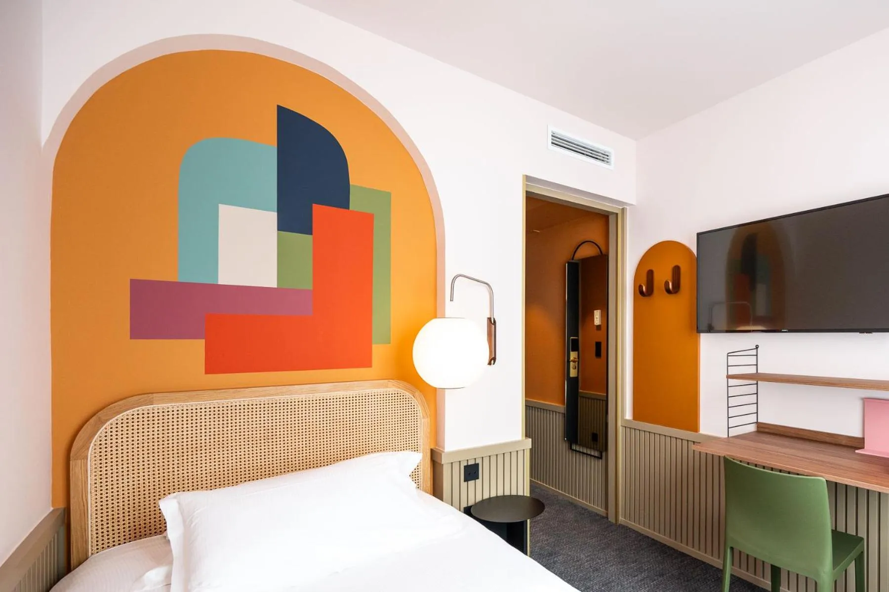 Photo of the whole room, Bed in Hôtel Des Artistes