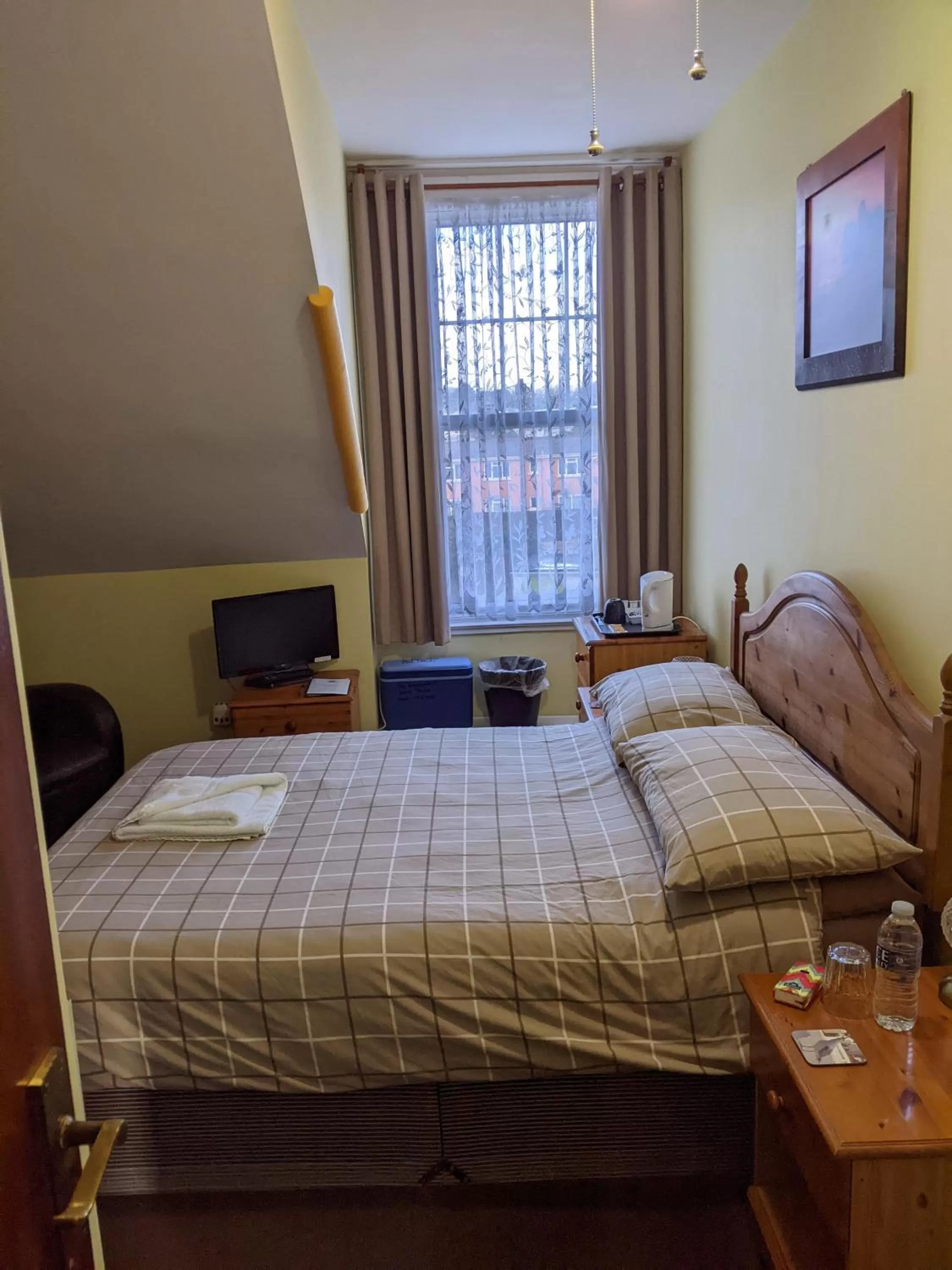 Bed in Kingswinford Guest House with Free Parking