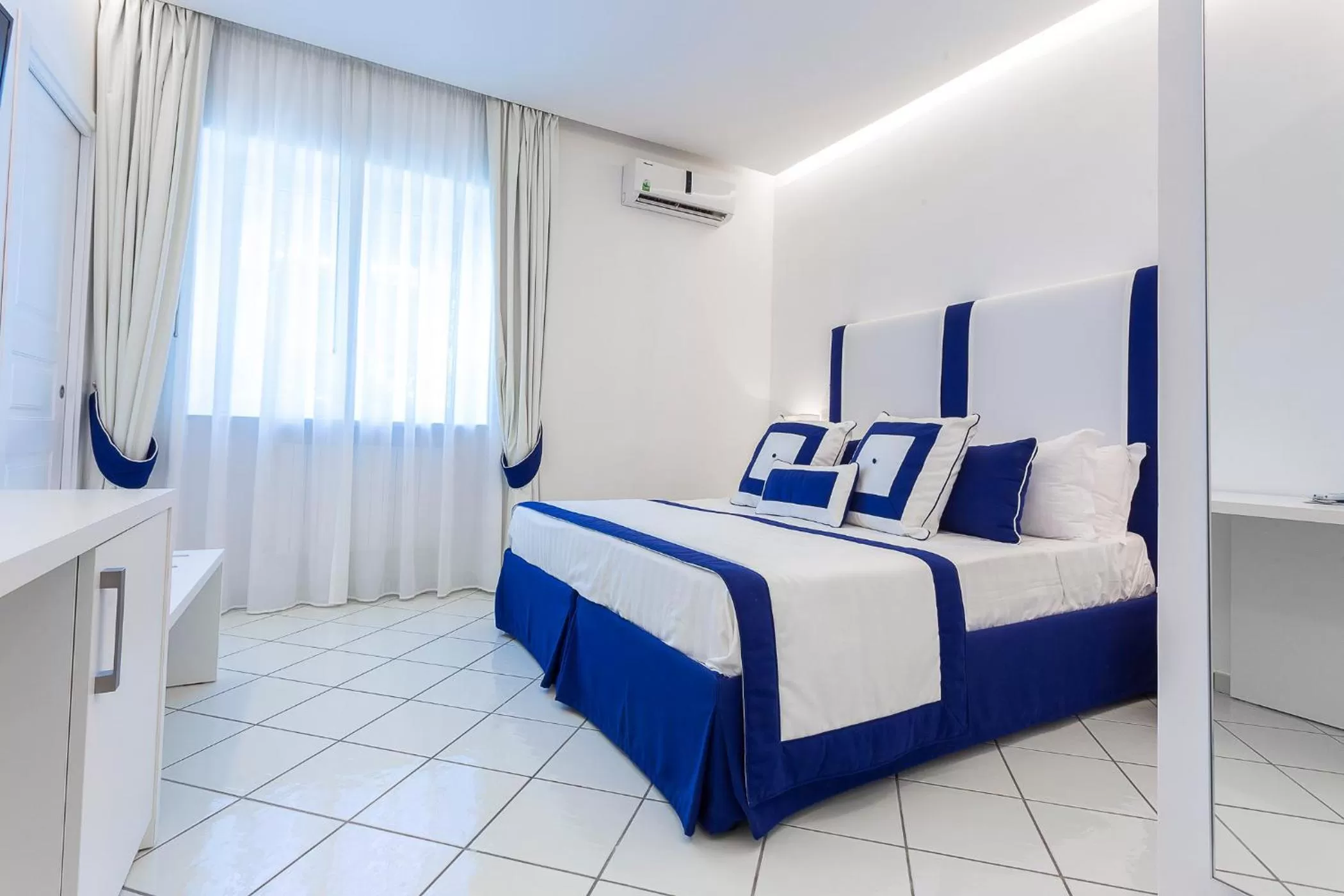 Photo of the whole room, Bed in Hotel Bristol