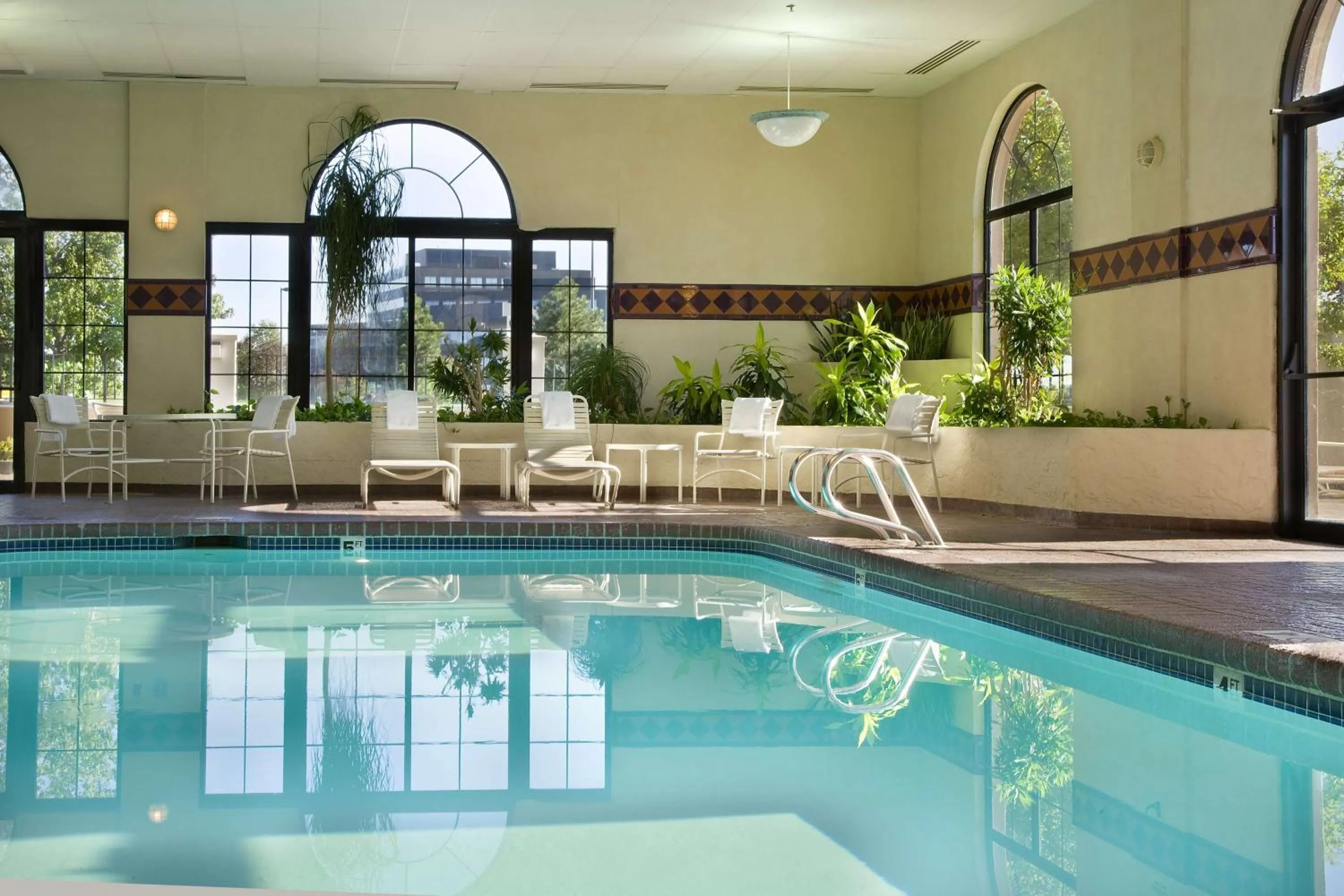 Pool view in Embassy Suites by Hilton Kansas City International Airport