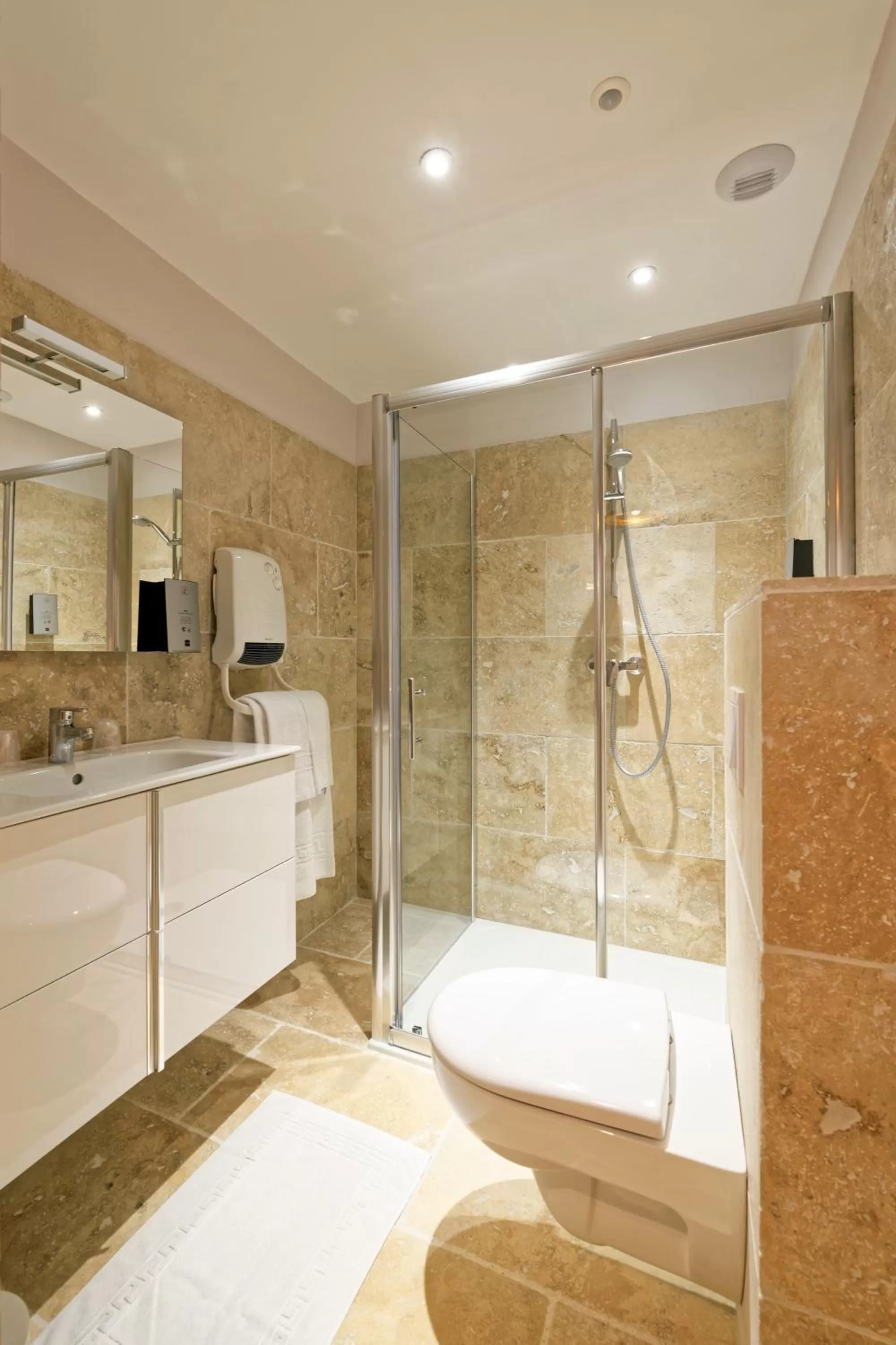 Bathroom in Pied à Terre Autun