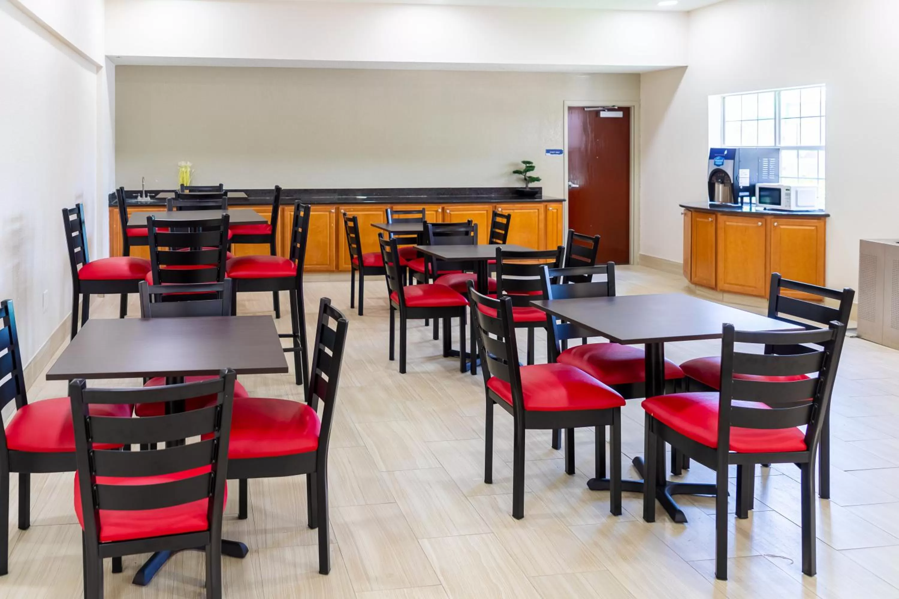 Breakfast in Red Roof Inn PLUS+ & Suites Savannah – I-95