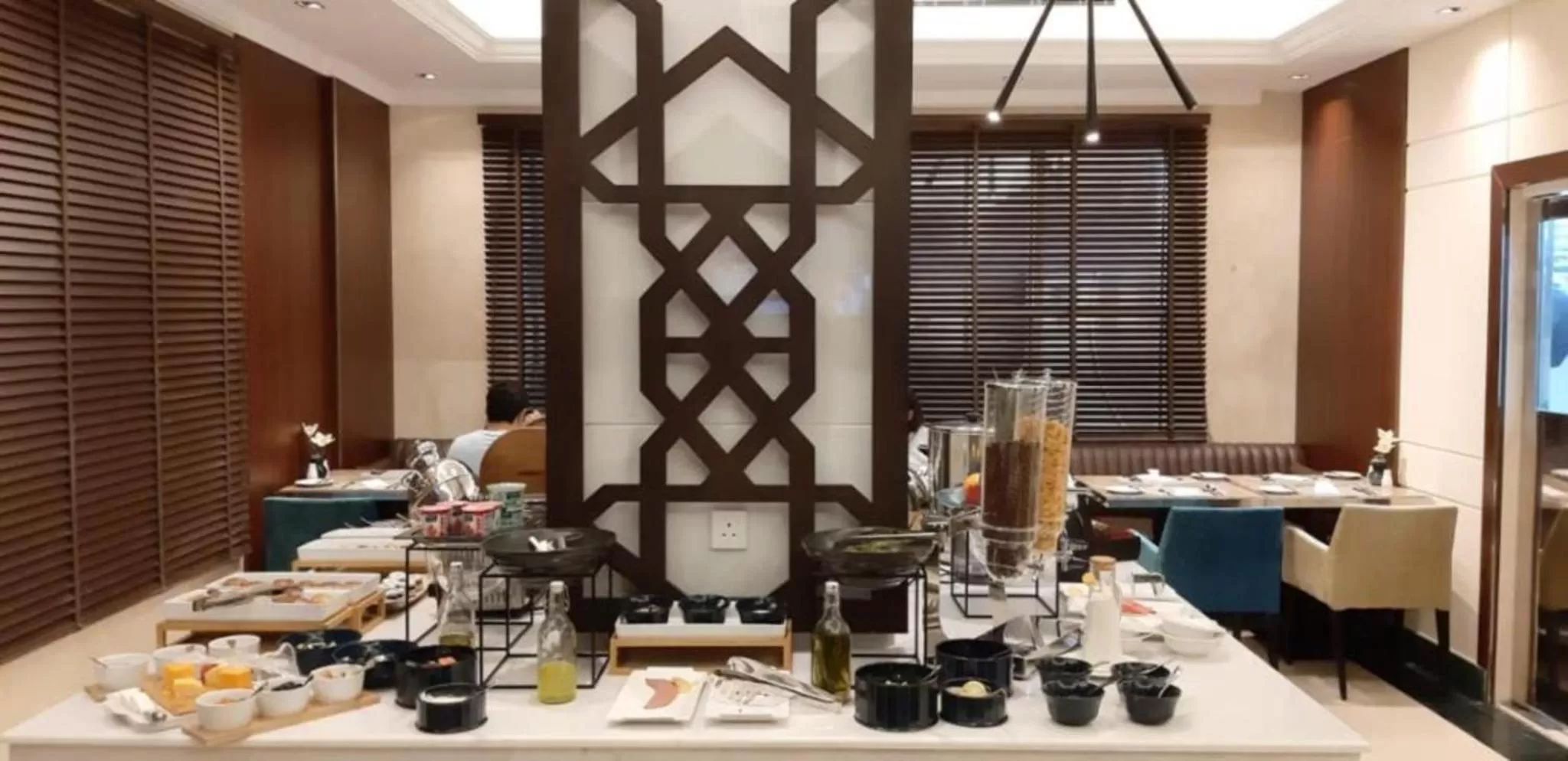 Restaurant/places to eat in Three Points Al Salama