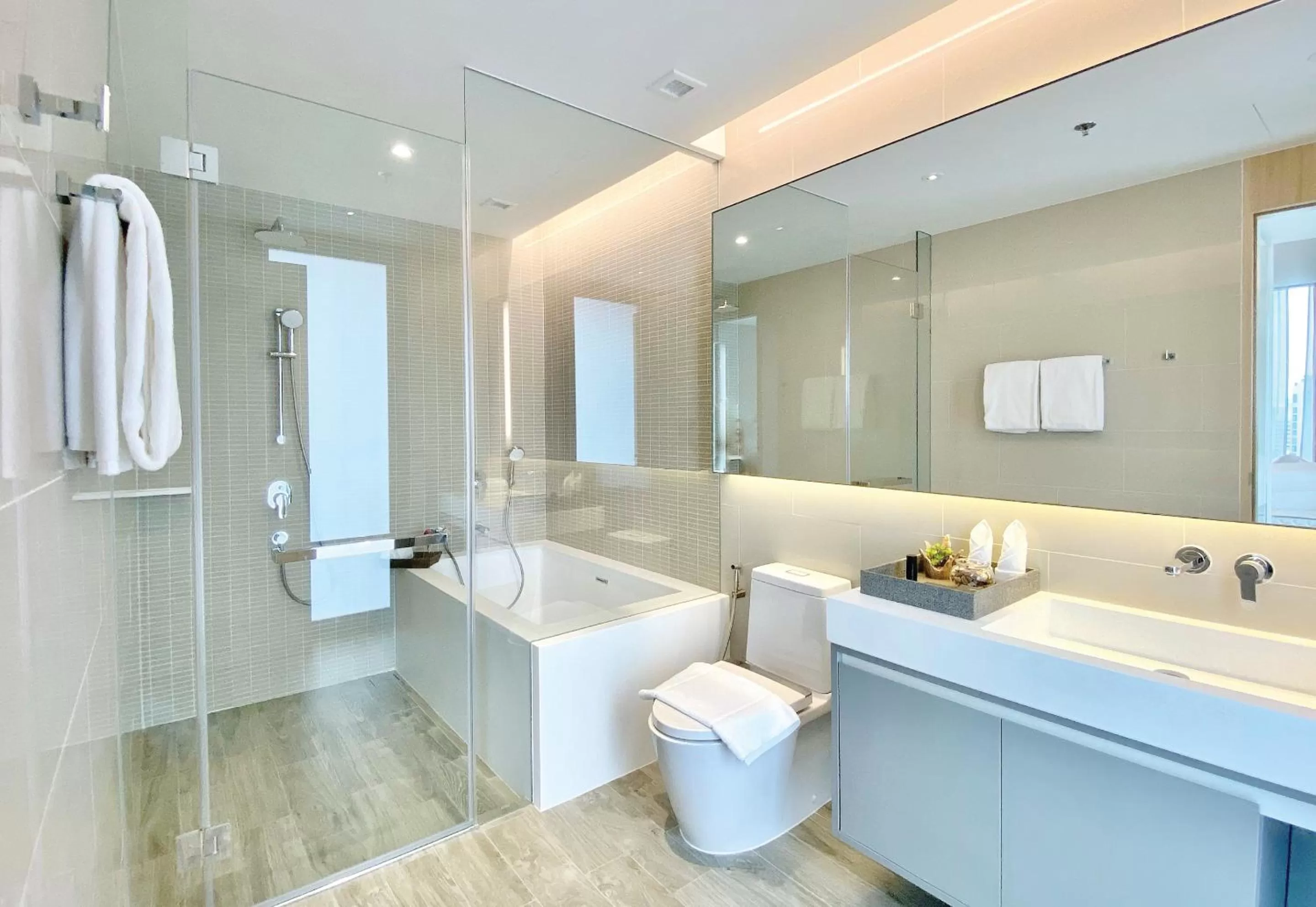 Shower in Oakwood Suites Bangkok