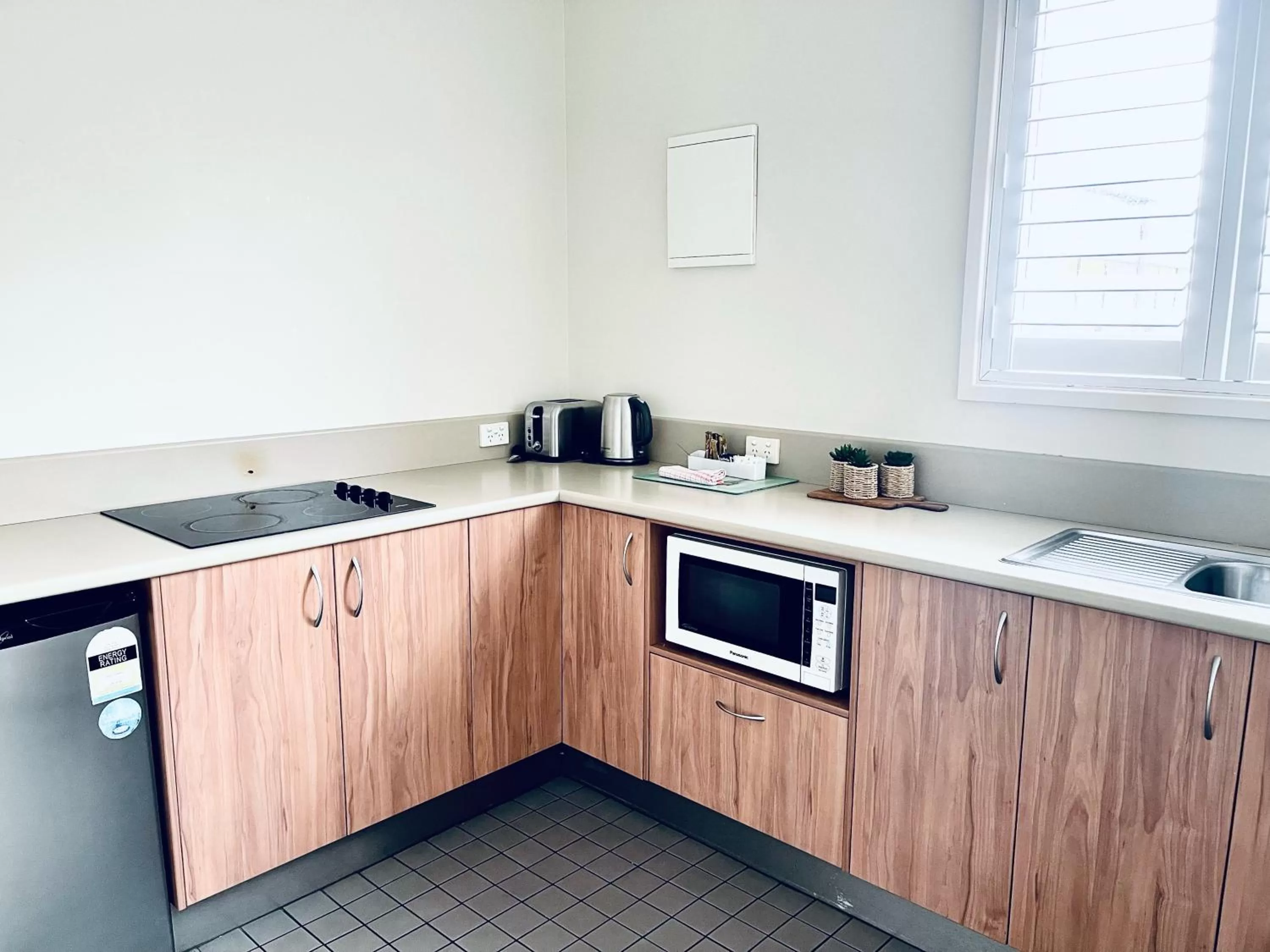 Kitchen or kitchenette in The Astor Hotel Motel