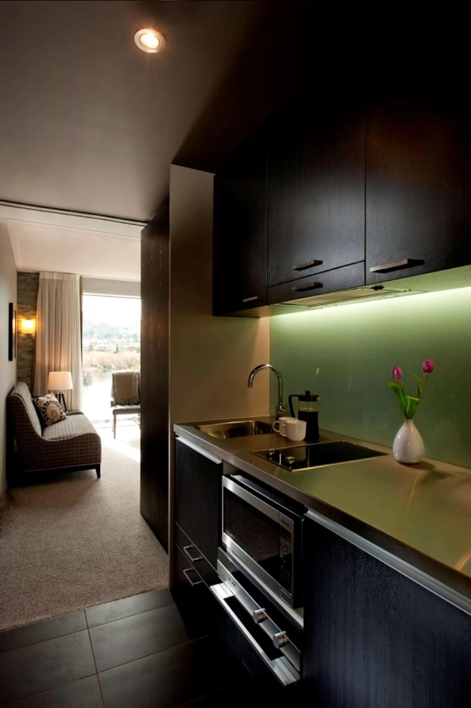 Kitchen or kitchenette, Bed in DoubleTree by Hilton Queenstown