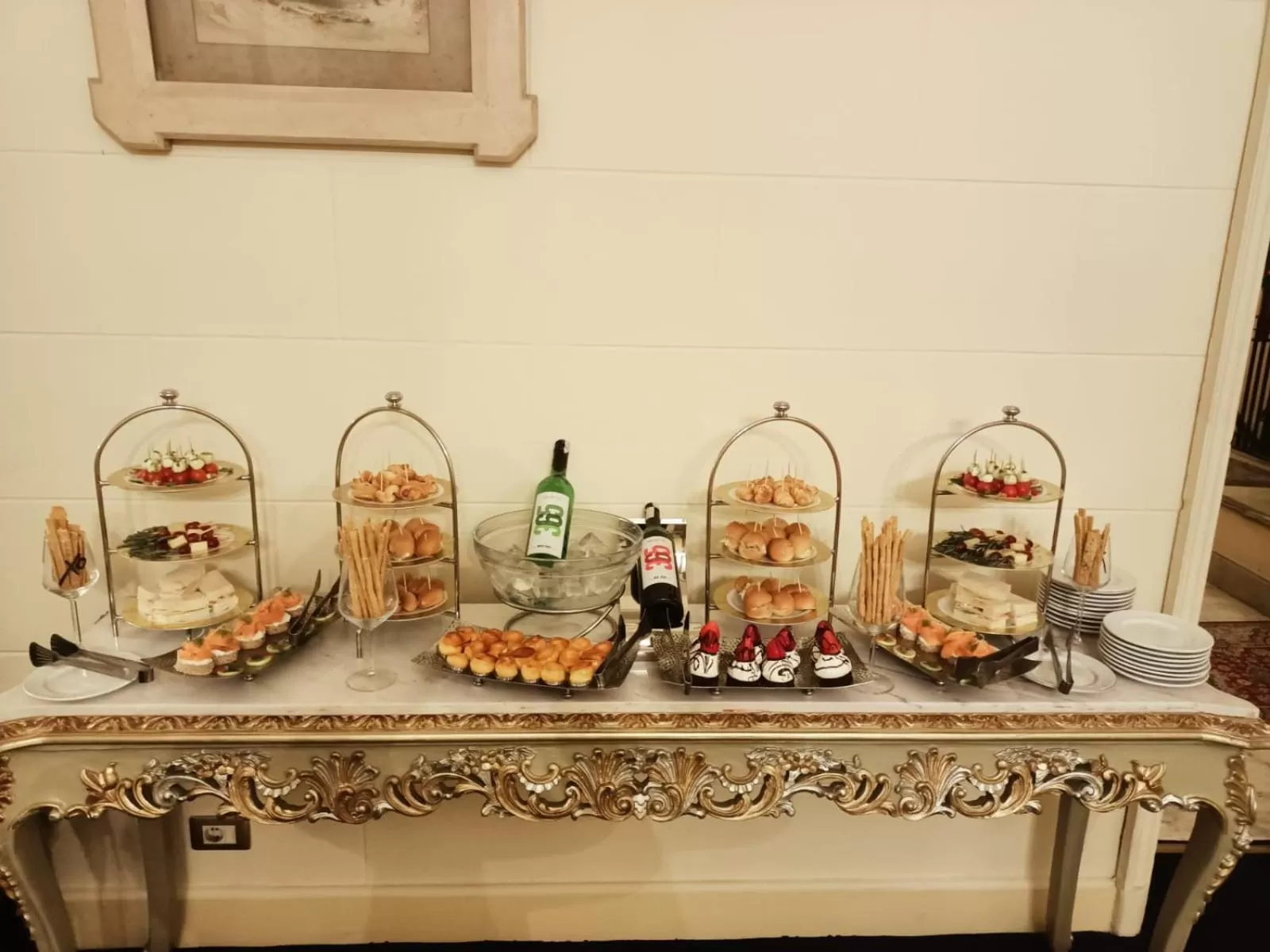 Food and drinks in Windsor Palace Luxury Heritage Hotel Since 1906 by Paradise Inn Group