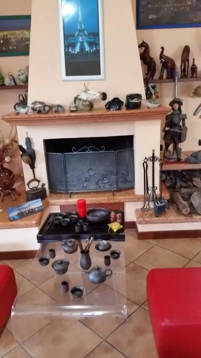 Communal lounge/ TV room in Villa Morgante B&B