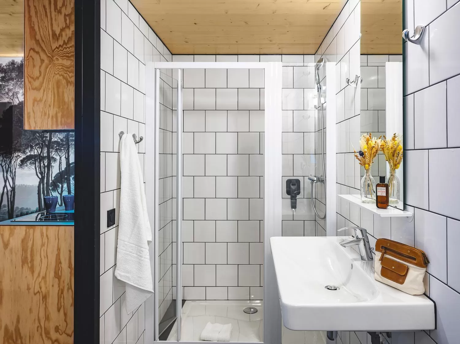 Shower in Eklo Hotels Paris Marne La Vallée