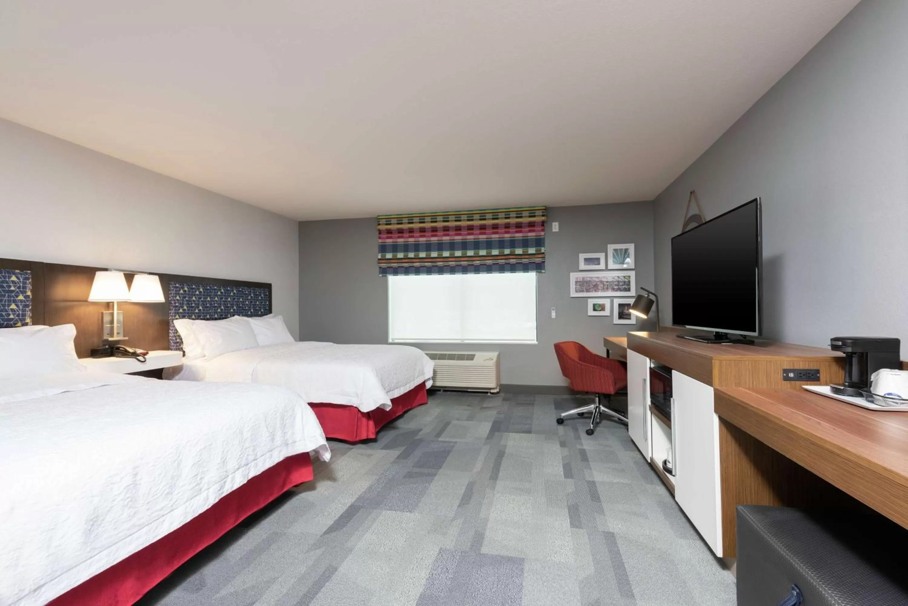 Bedroom, Bed in Hampton Inn & Suites Xenia Dayton