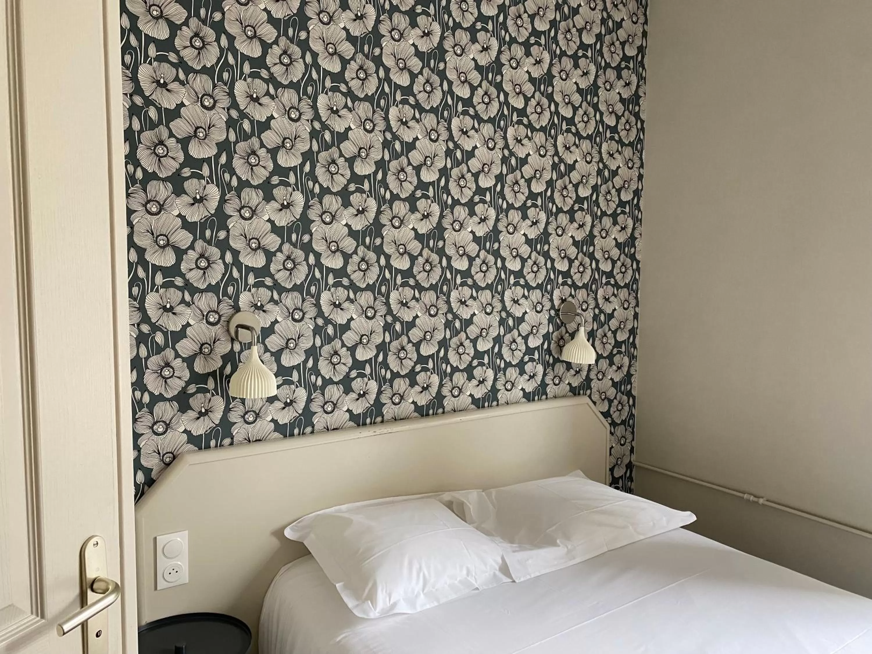 Bed in Logis Hôtel Marguerite