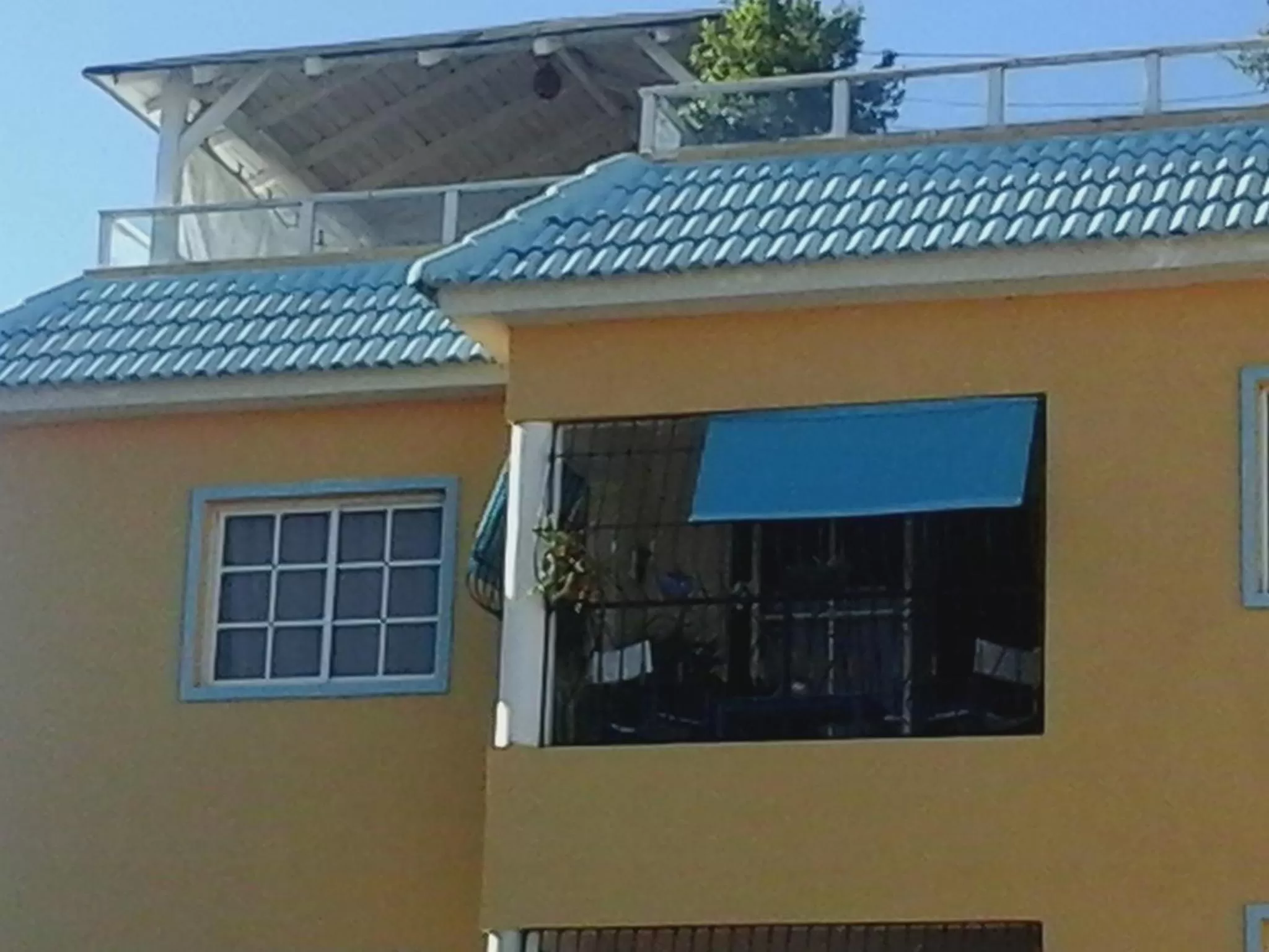 Property building, Facade/Entrance in Nely y Pietro share apartment