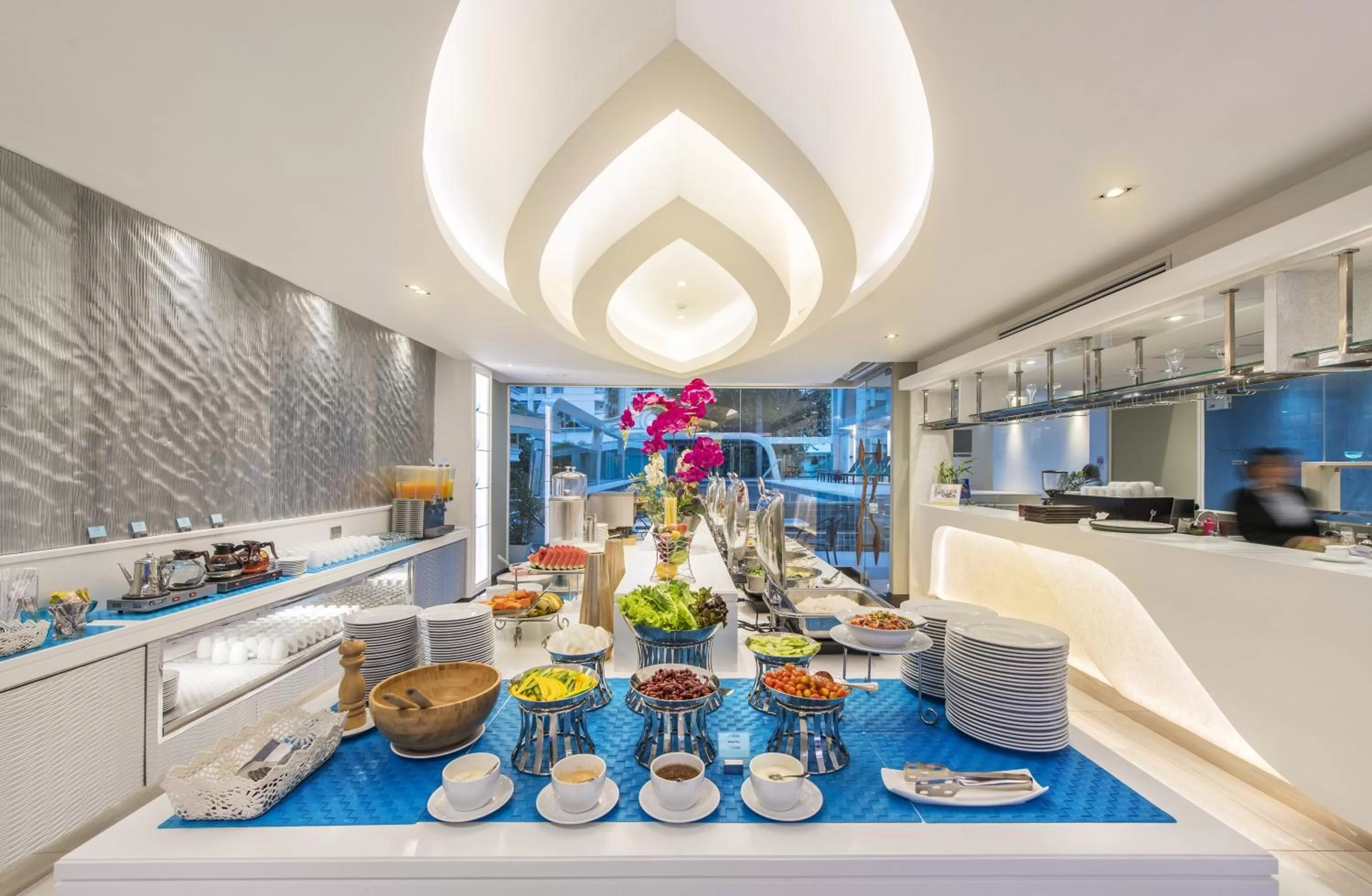 Restaurant/places to eat in Le Tada Residence