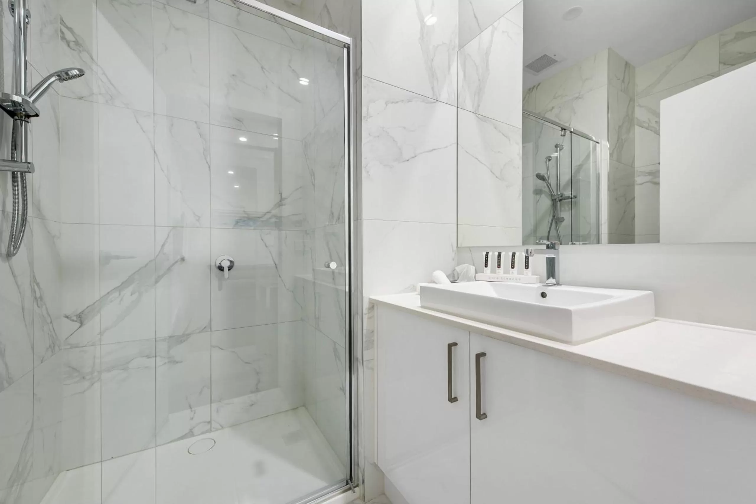 Bathroom in Melbourne Airport Motel