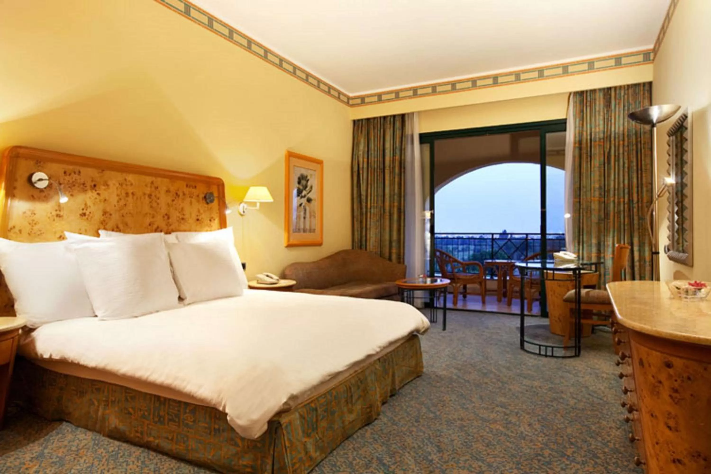 King Hilton Room in Hilton Pyramids Golf