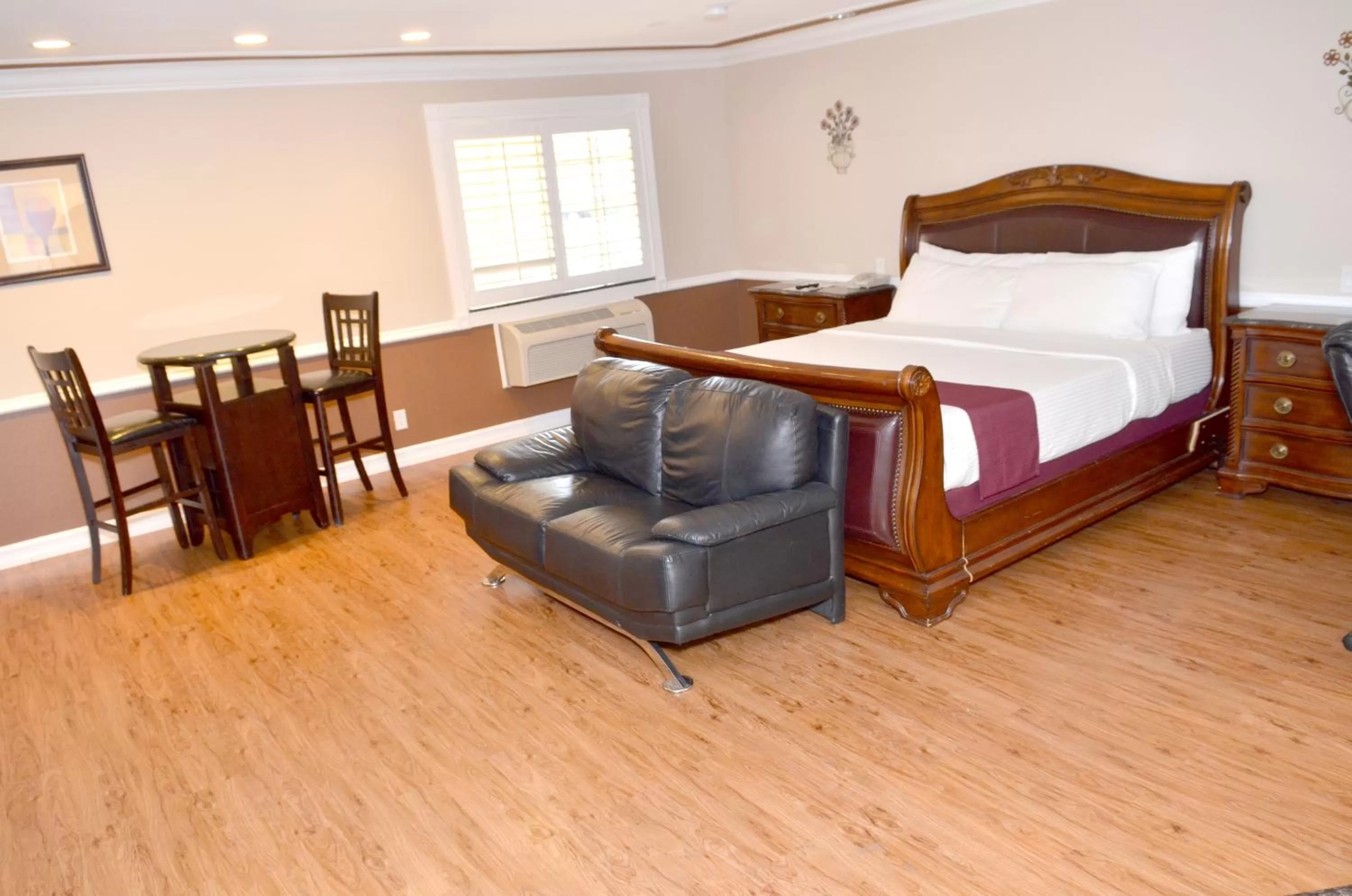 Seating area, Bed in Dynasty Suites Hotel