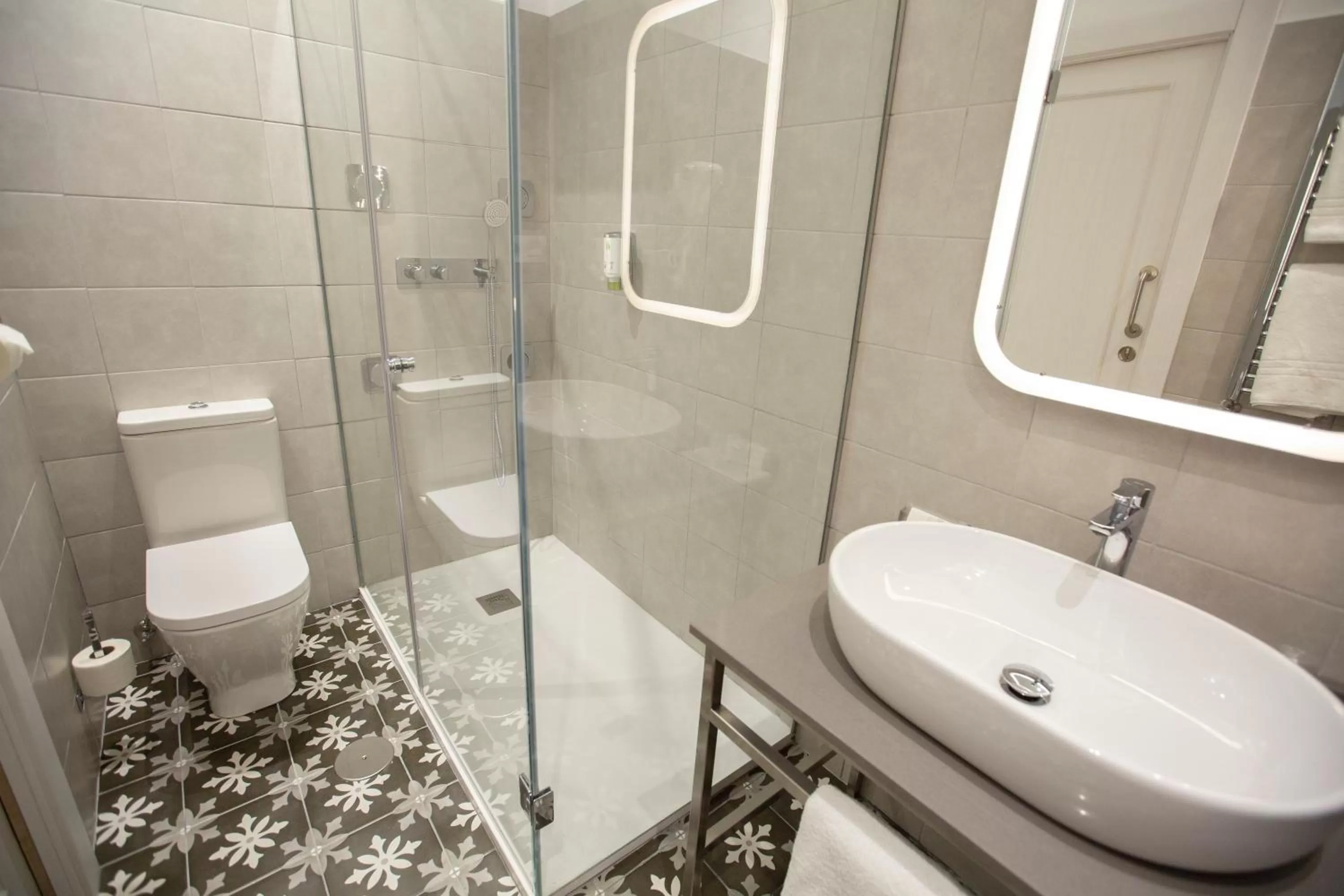 Shower in Hotel Santa Cruz