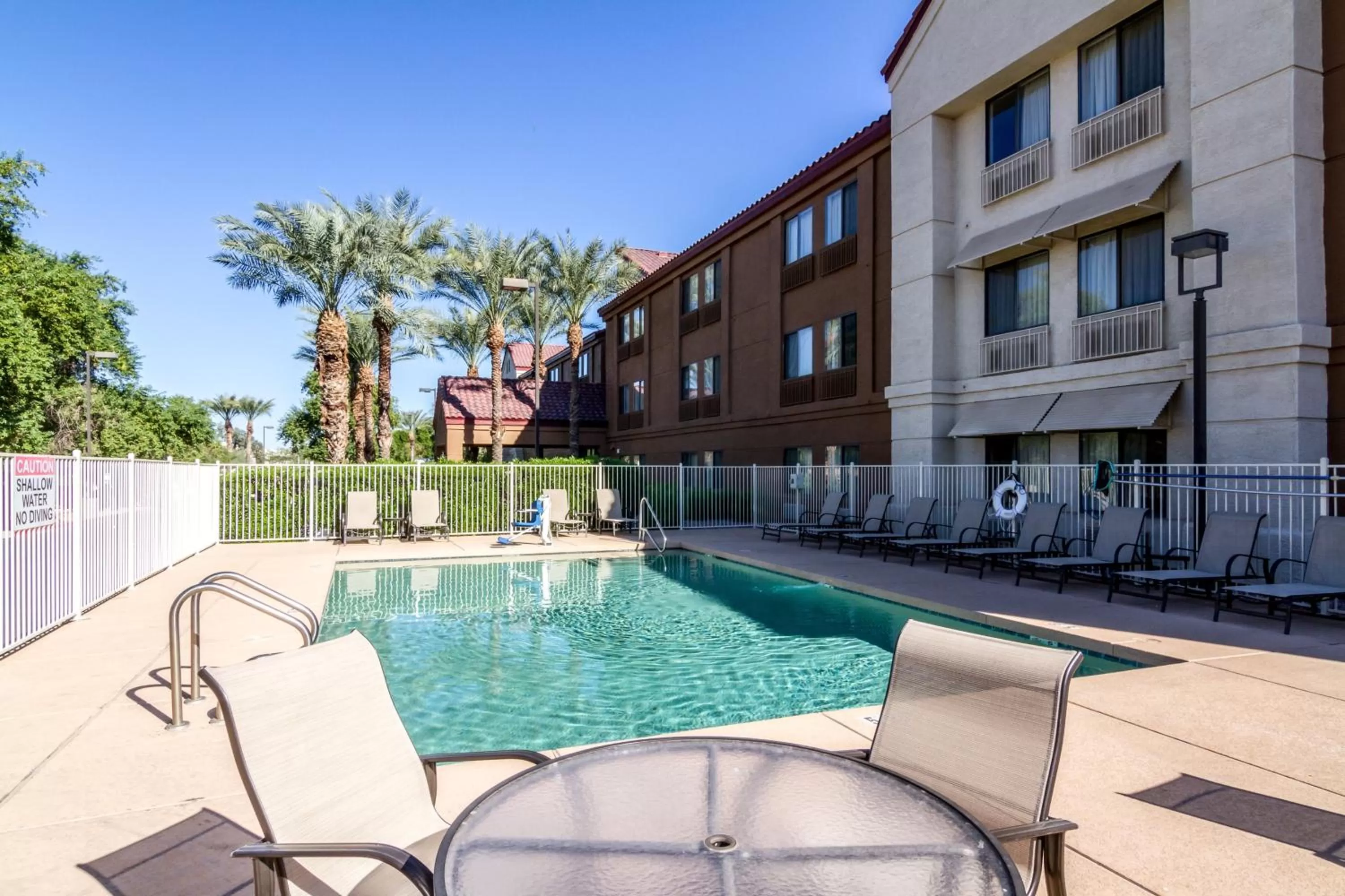 Swimming pool in Red Roof Inn PLUS+ Tempe - Phoenix Airport