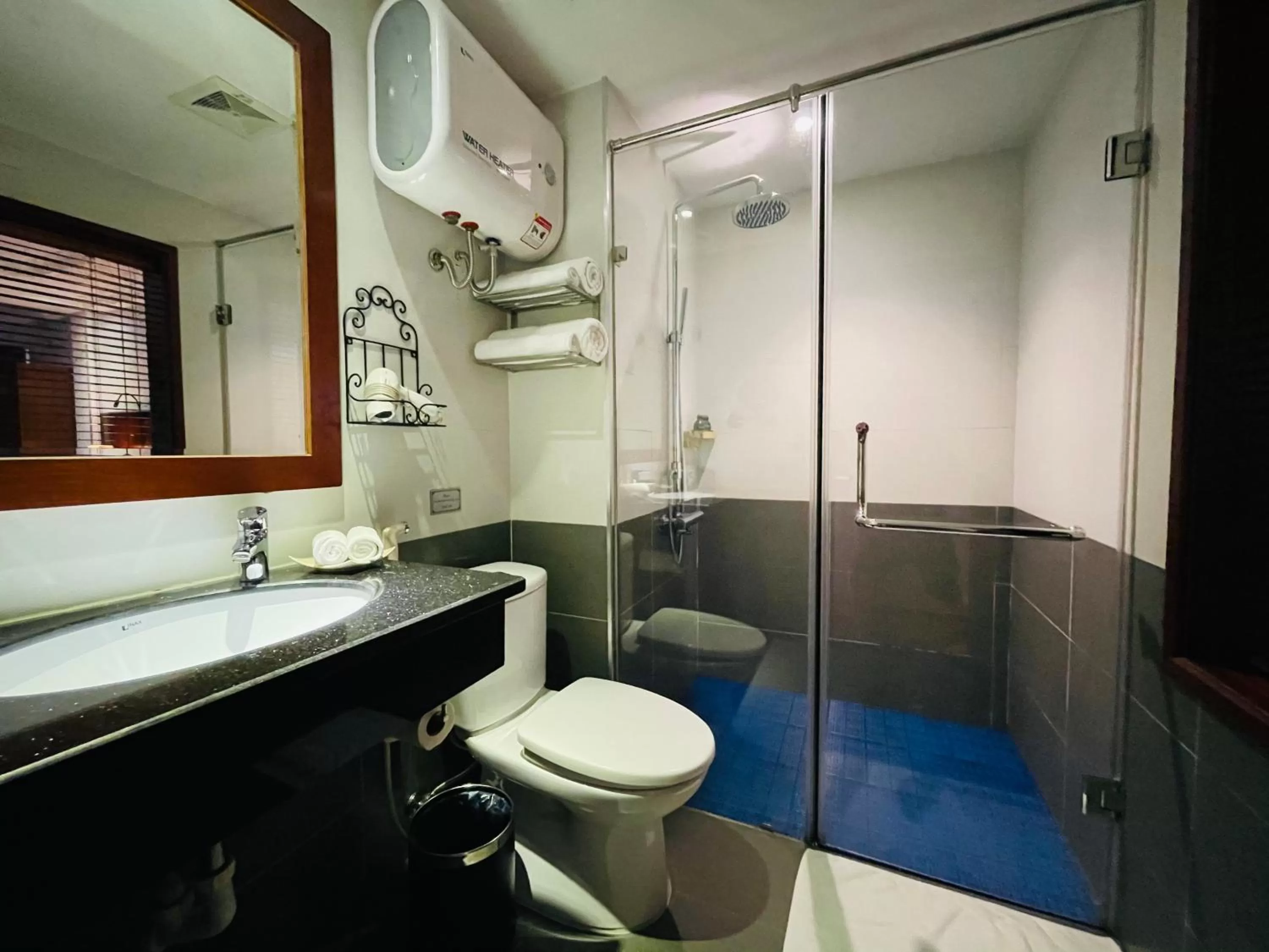 Shower in The Vancouver Hotel - Ninh Binh