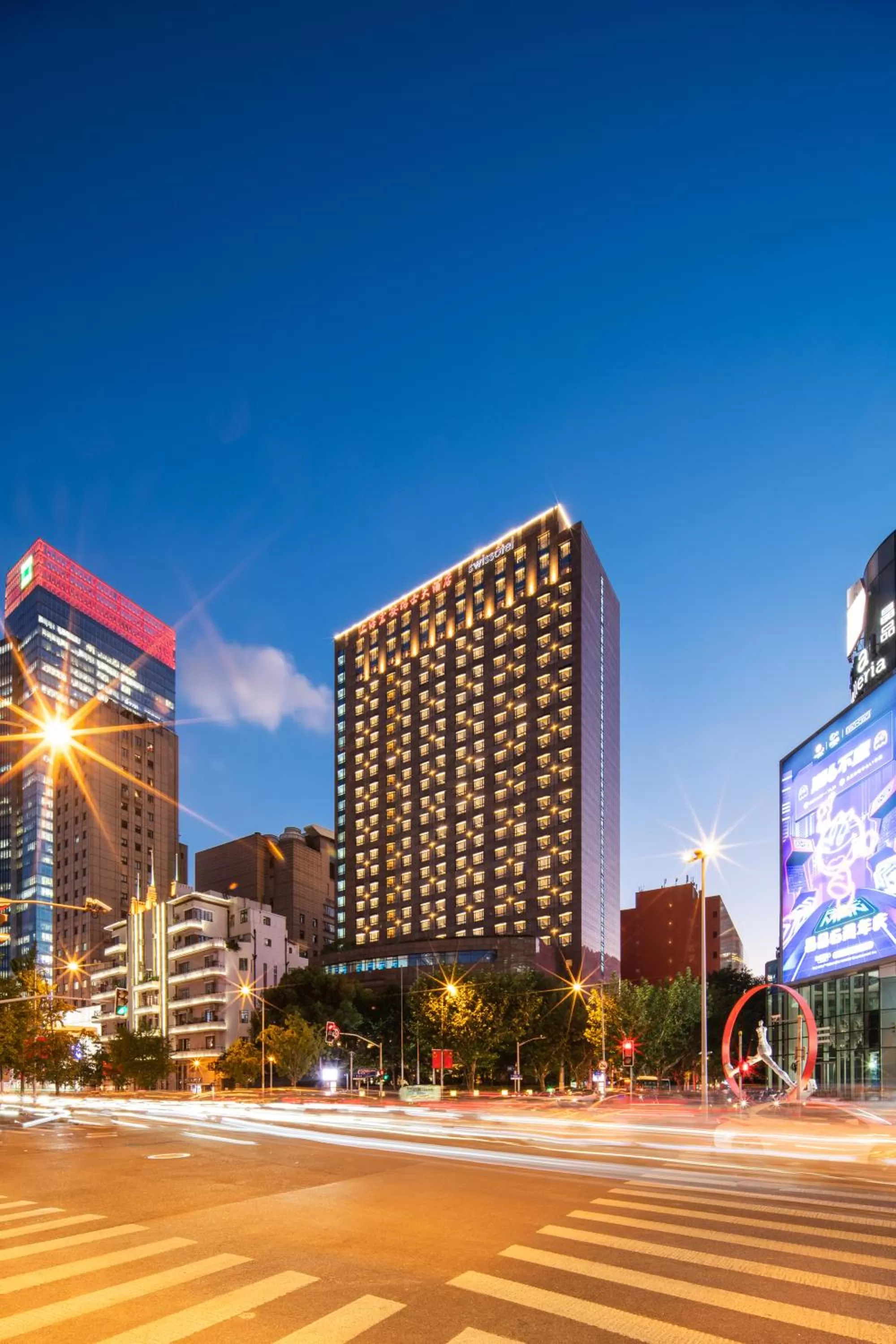 Swissôtel Grand Shanghai - Stroll down West Nanjing Road and soak in downtown Shanghai vibrancy