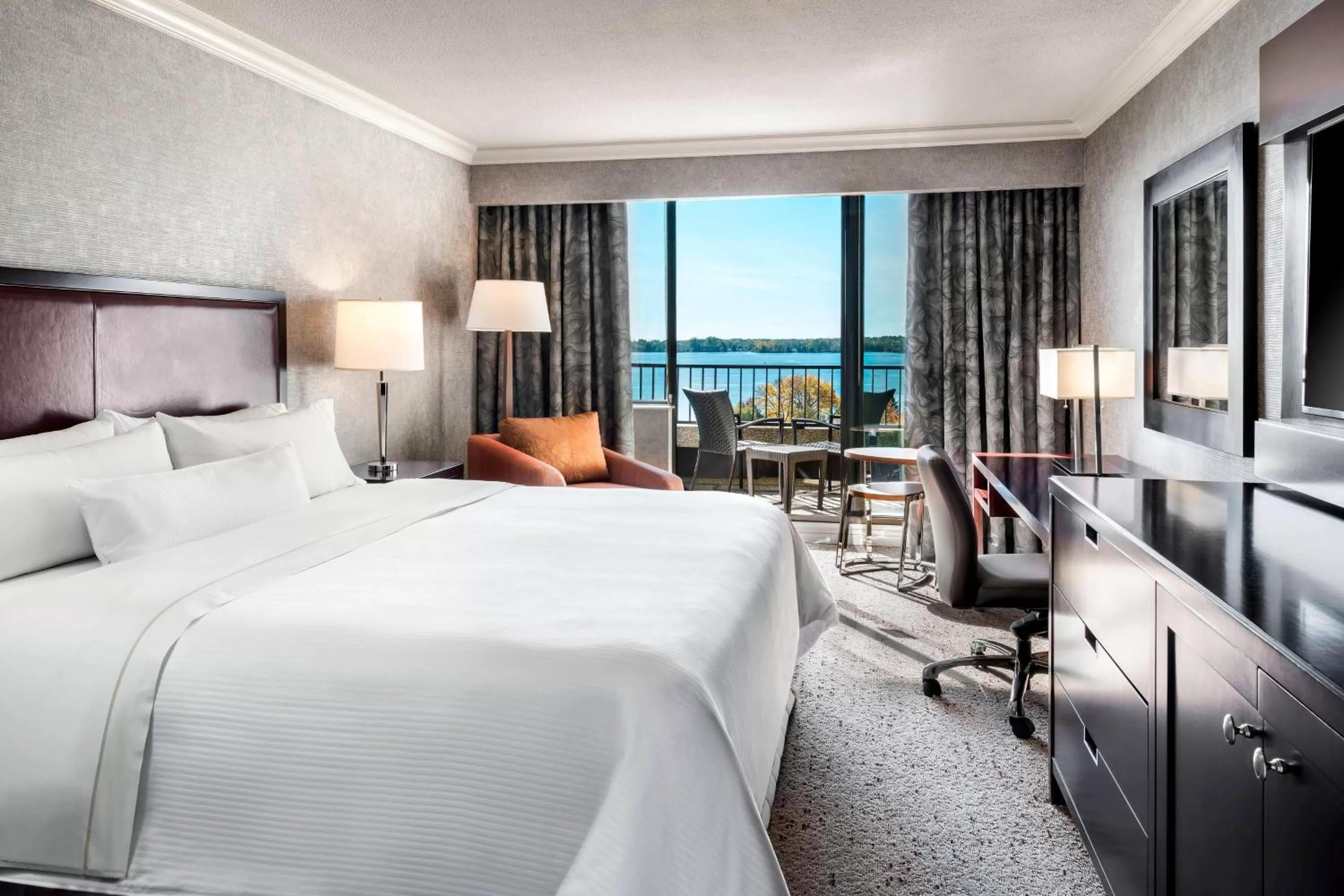 Guest room, 1 King, Balcony, Lake view in The Westin Harbour Castle, Toronto