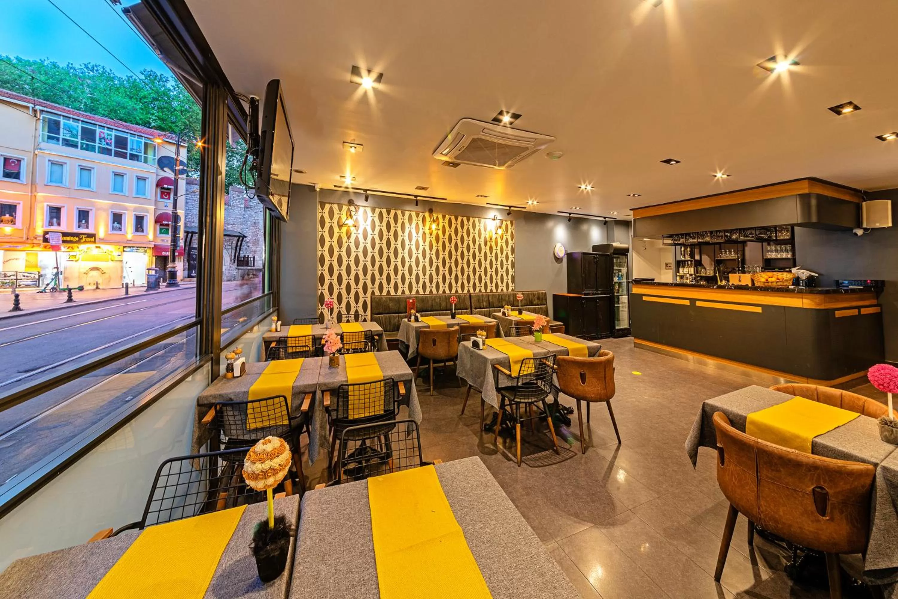 Restaurant/places to eat in Neda