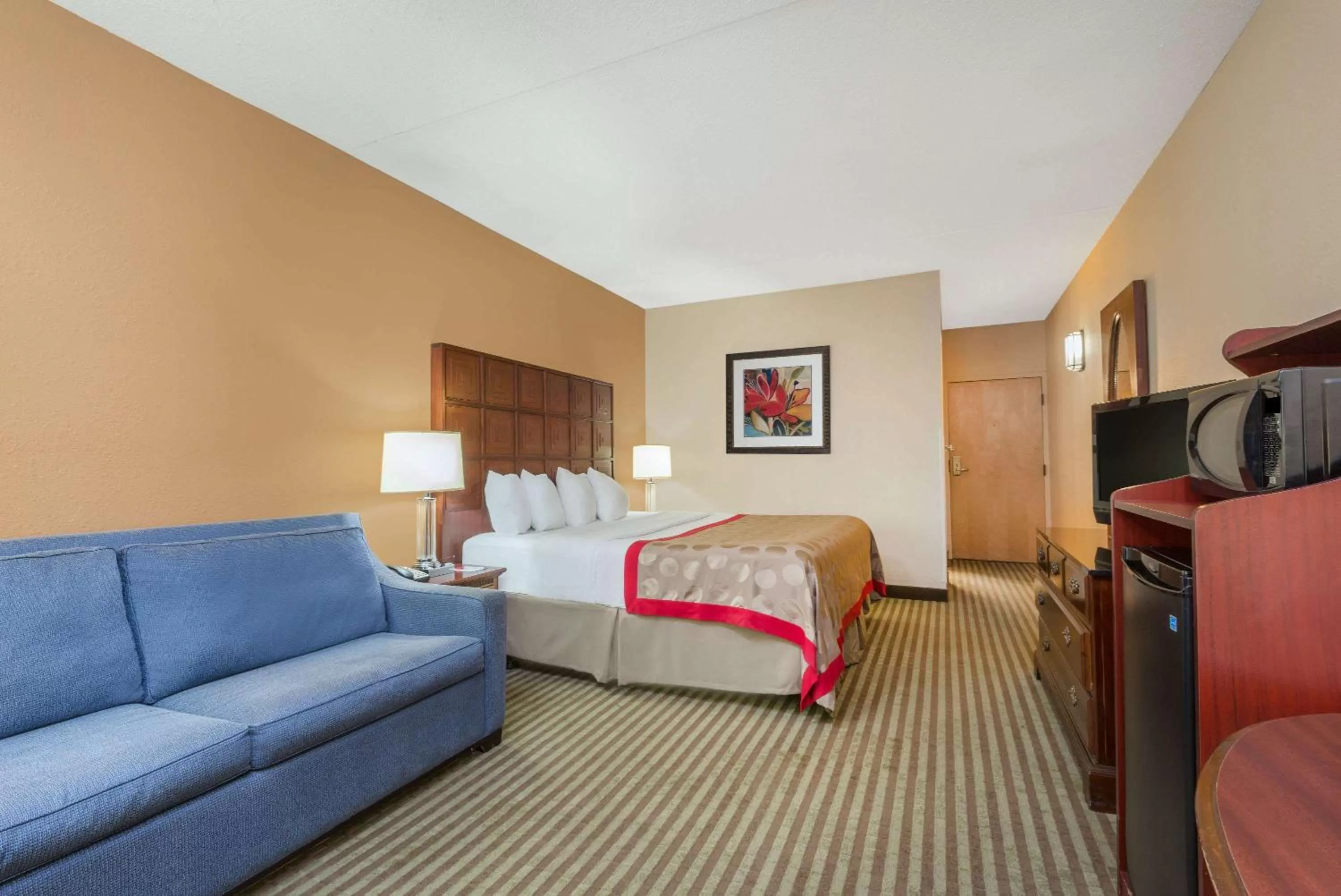 Photo of the whole room, Bed in Ramada by Wyndham Columbus North