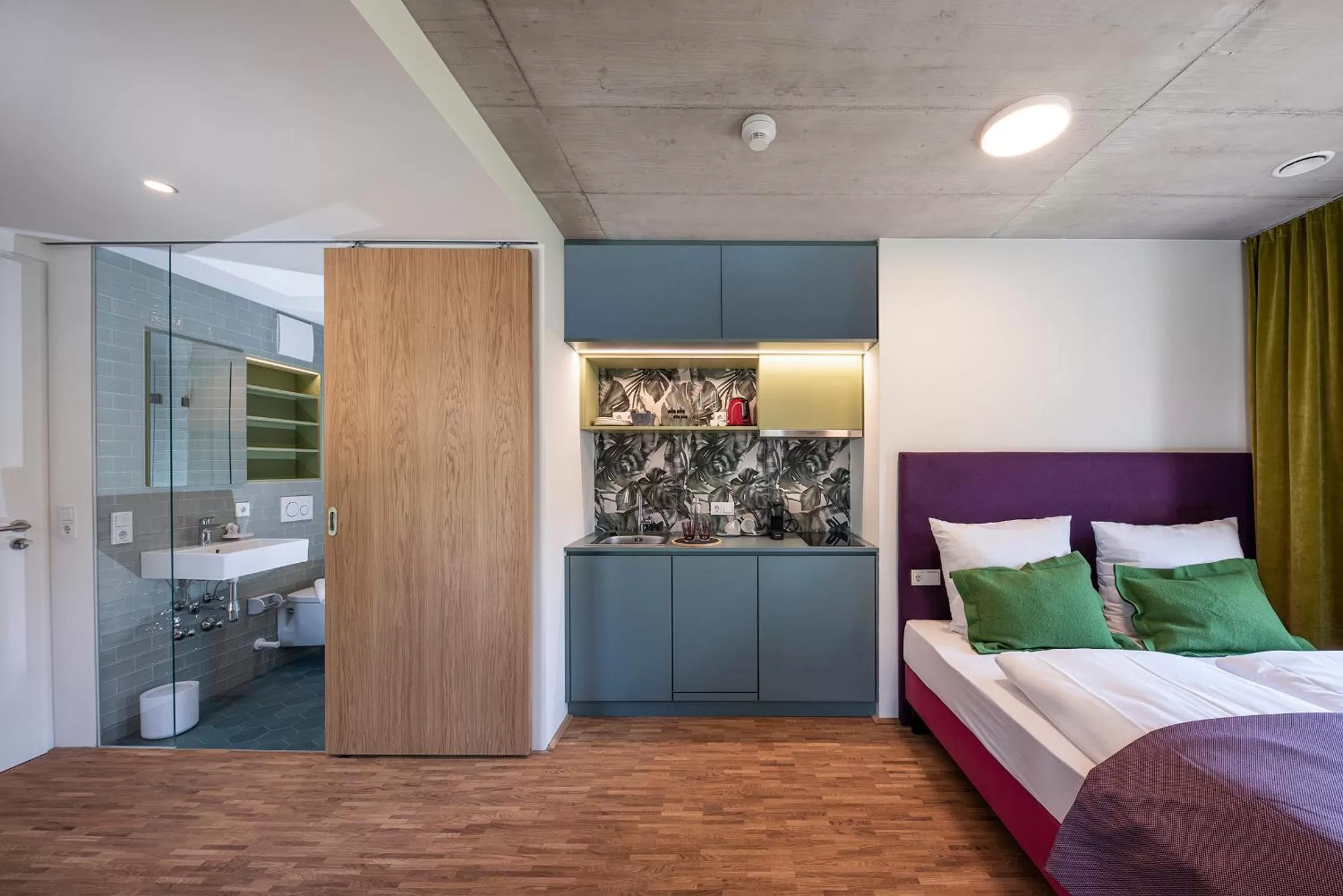 Kitchen or kitchenette, Bed in pradl elf my- apartment