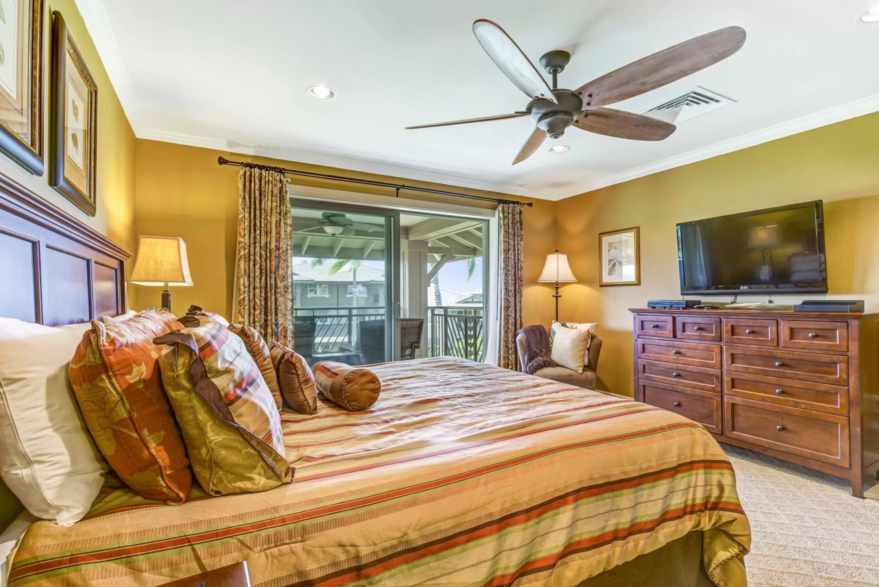 Bedroom, Bed in Castle Hali'i Kai at Waikoloa