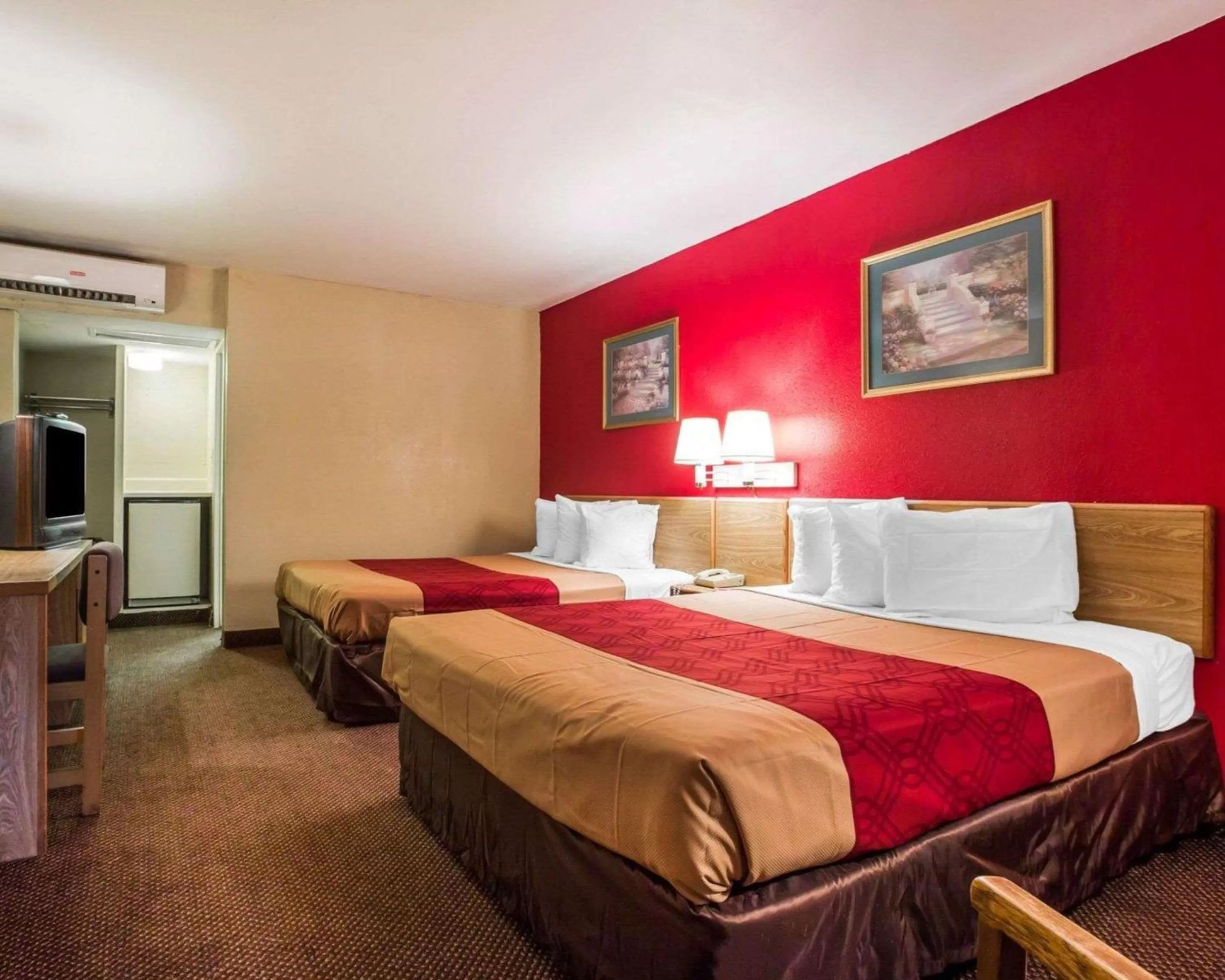 Photo of the whole room, Bed in Econo Lodge Atlanta College Park