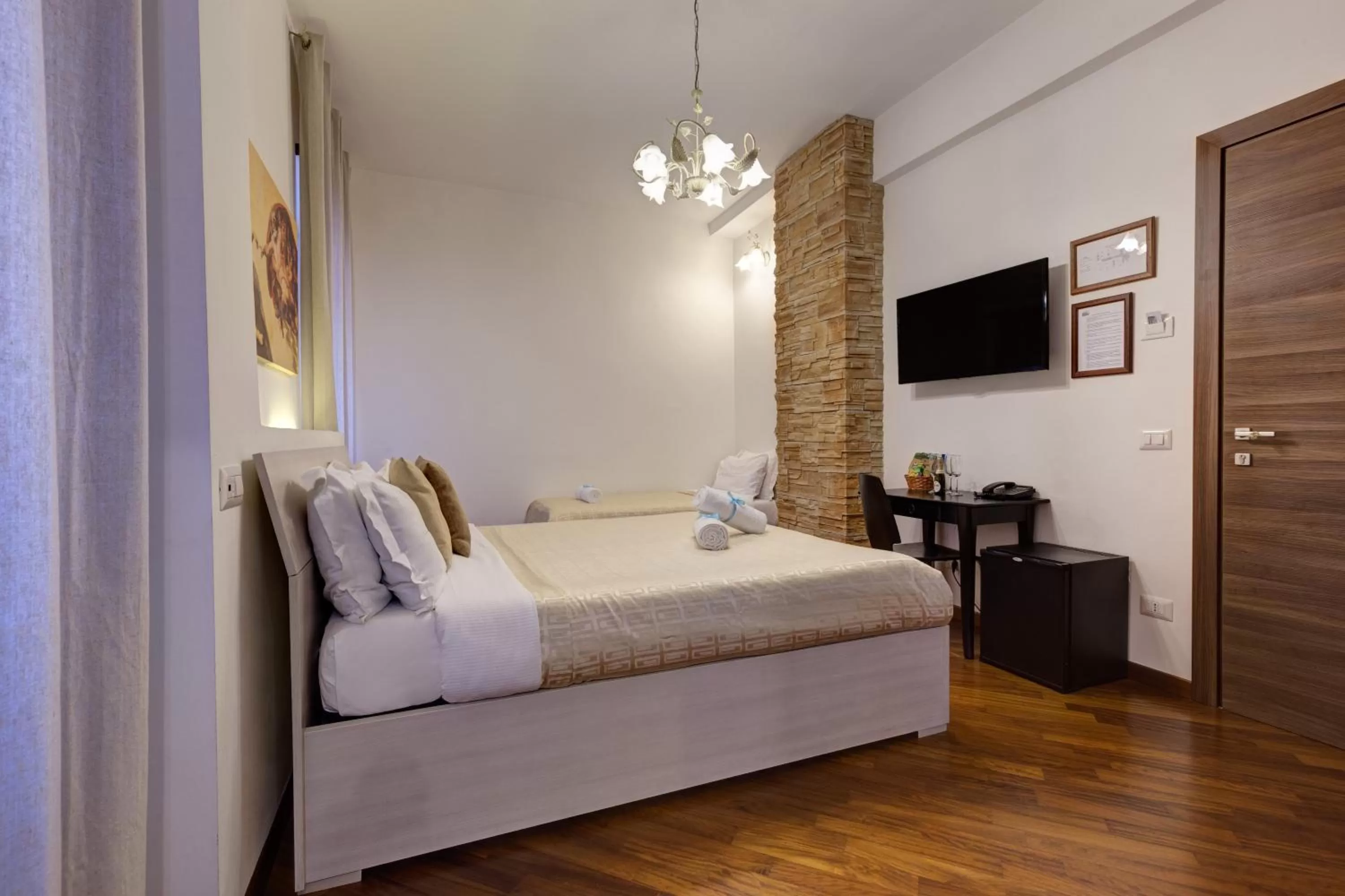 TV and multimedia, Bed in Little Rhome Suites