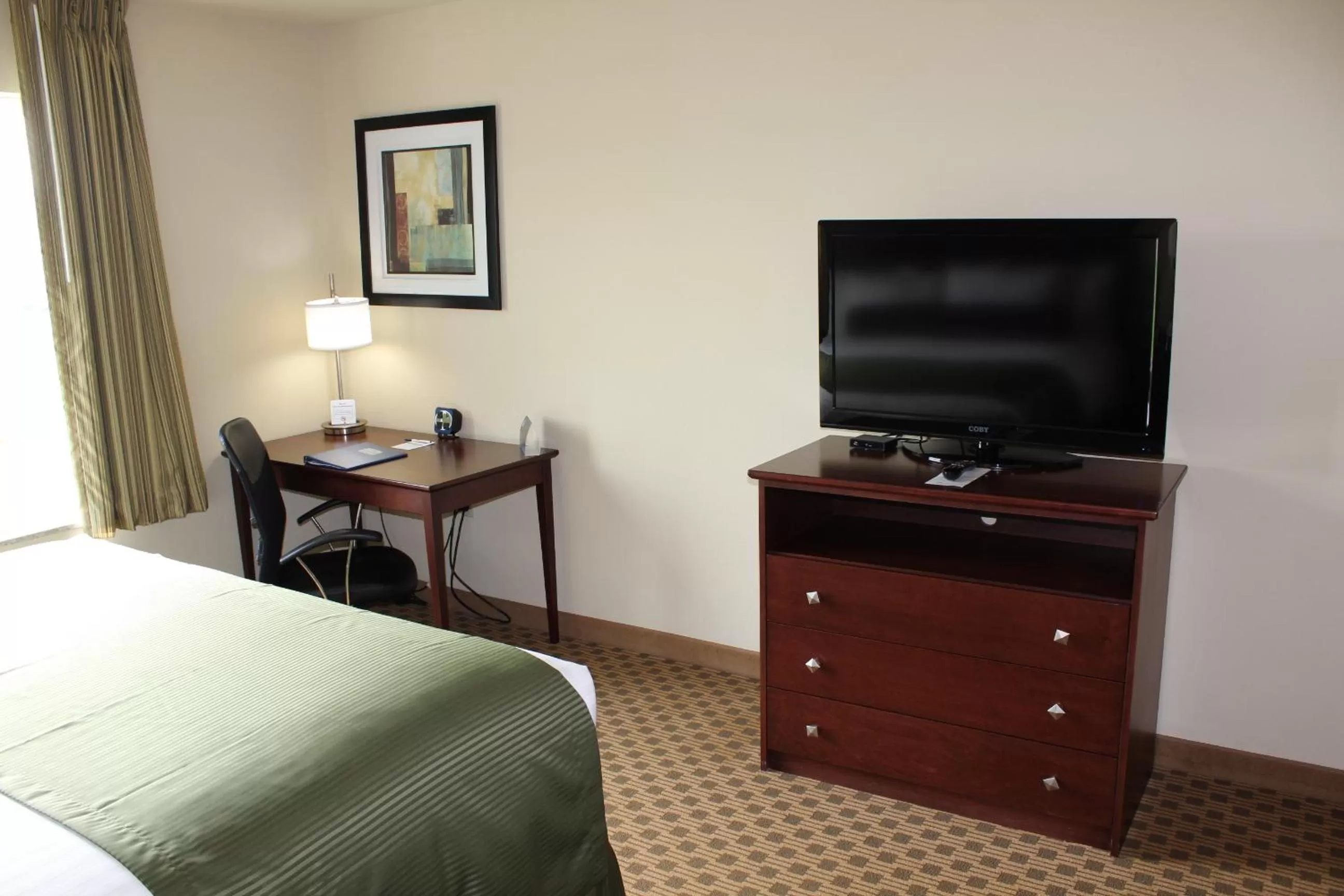 TV and multimedia, Bed in Cobblestone Inn & Suites - Rugby