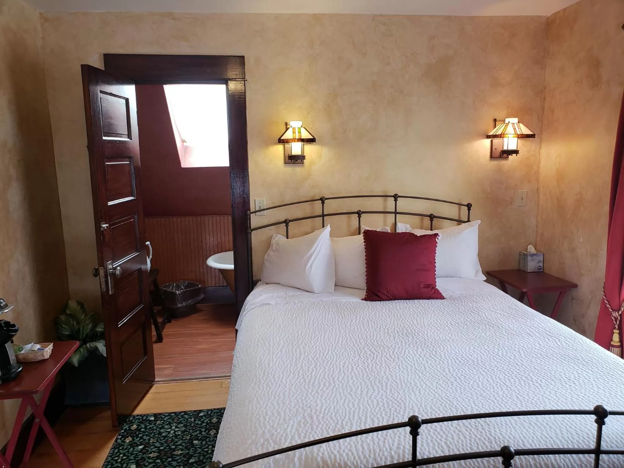 Bed in Greenbriar Inn