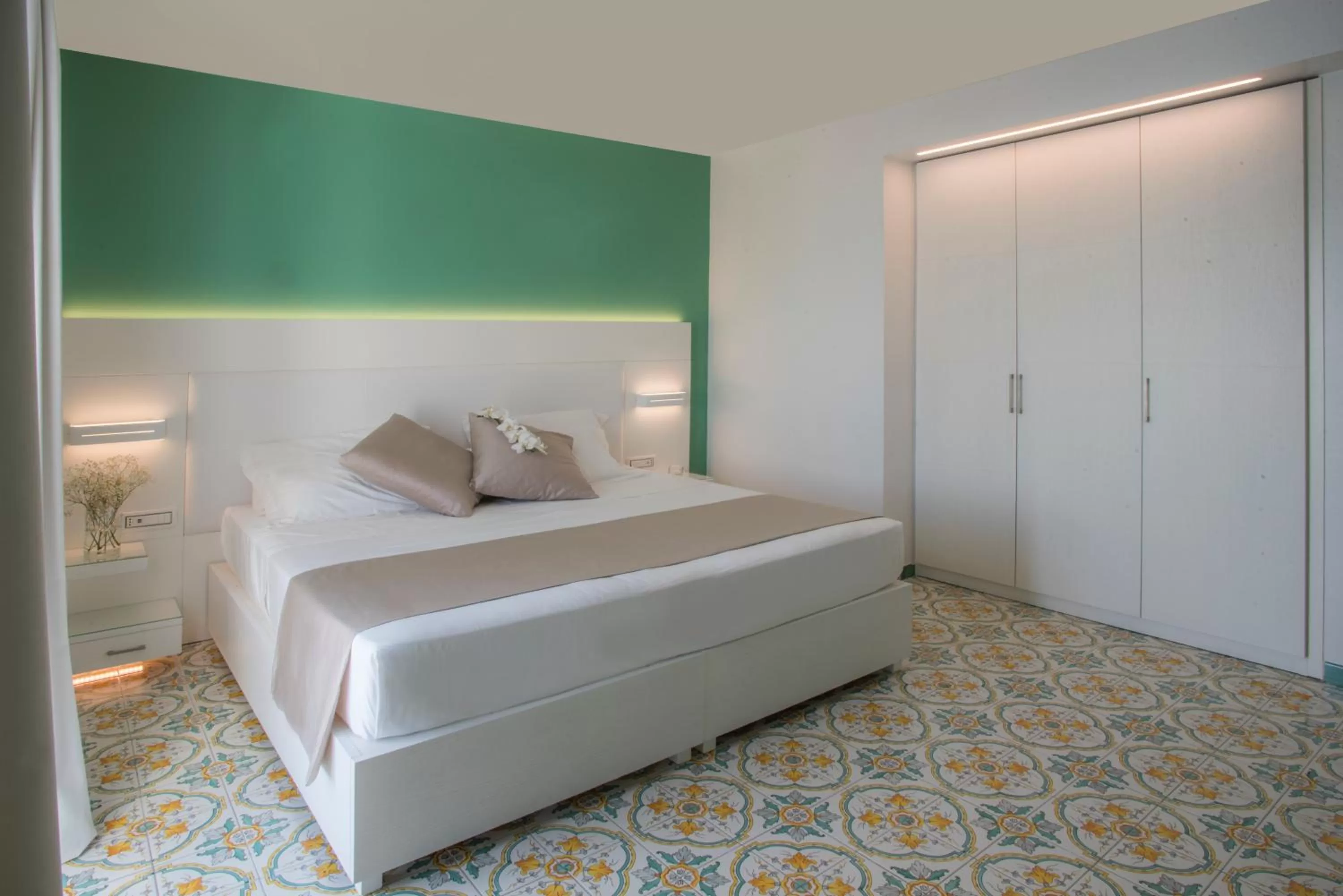 Photo of the whole room, Bed in Lloyd's Baia Hotel