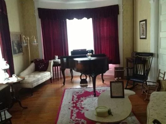 Living room in Victorian Charm Inn