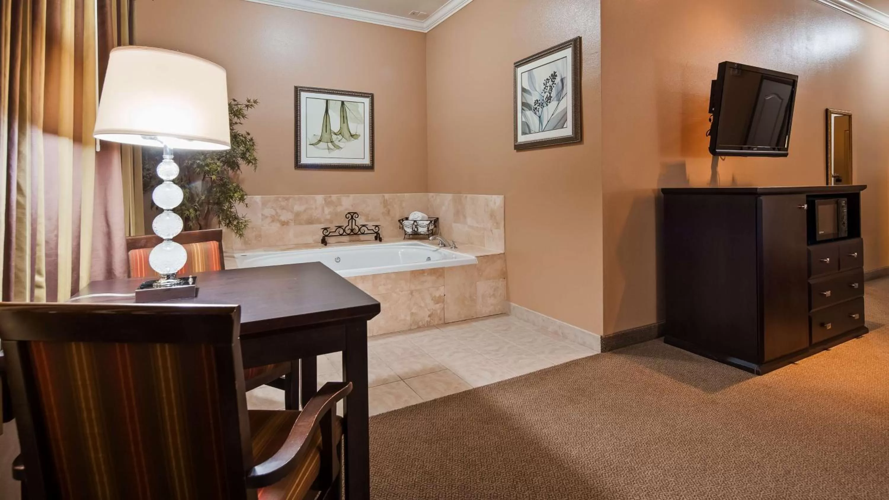 Photo of the whole room, Bed in Best Western Route 66 Glendora Inn