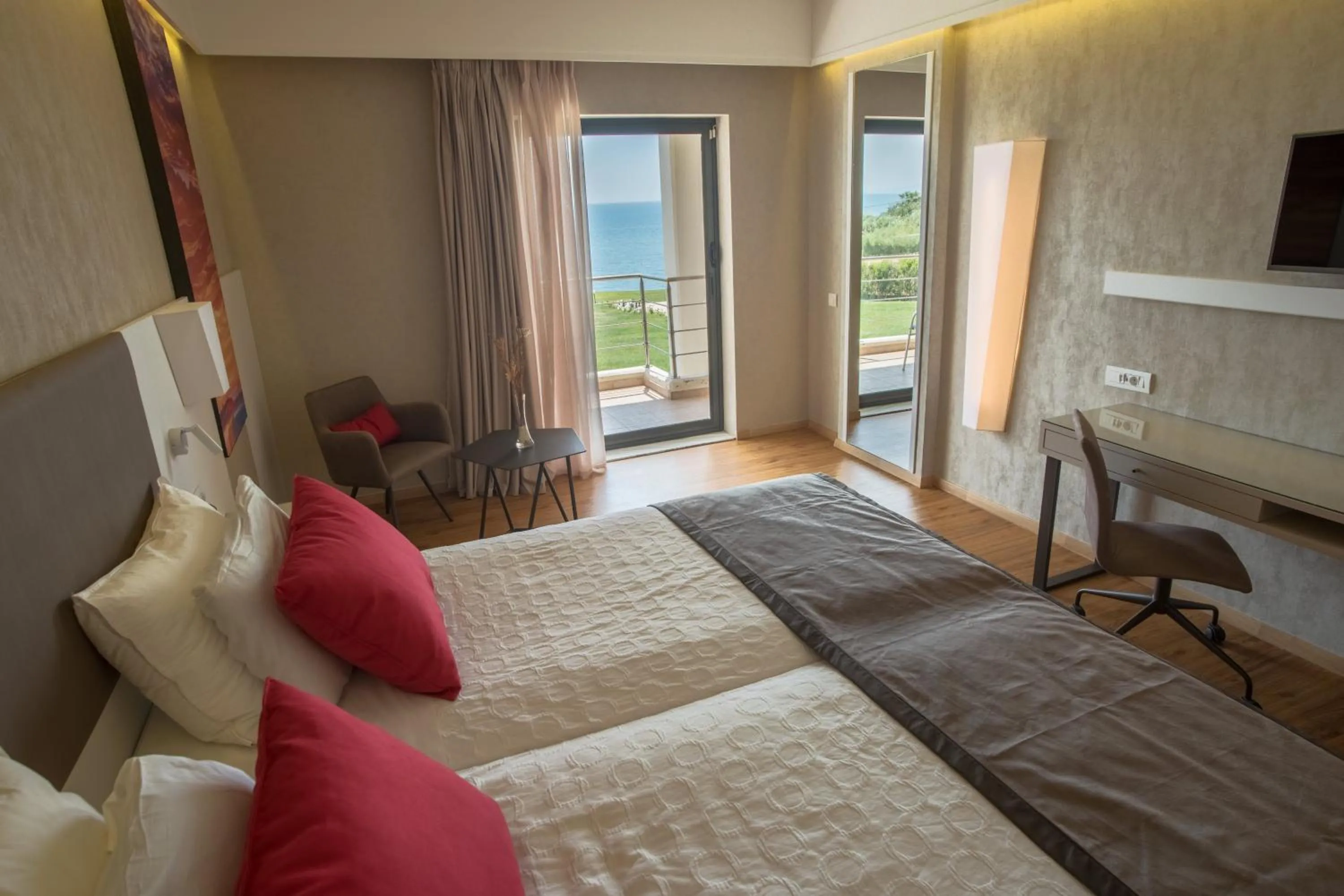 Photo of the whole room, Bed in Ramada Plaza by Wyndham Thraki