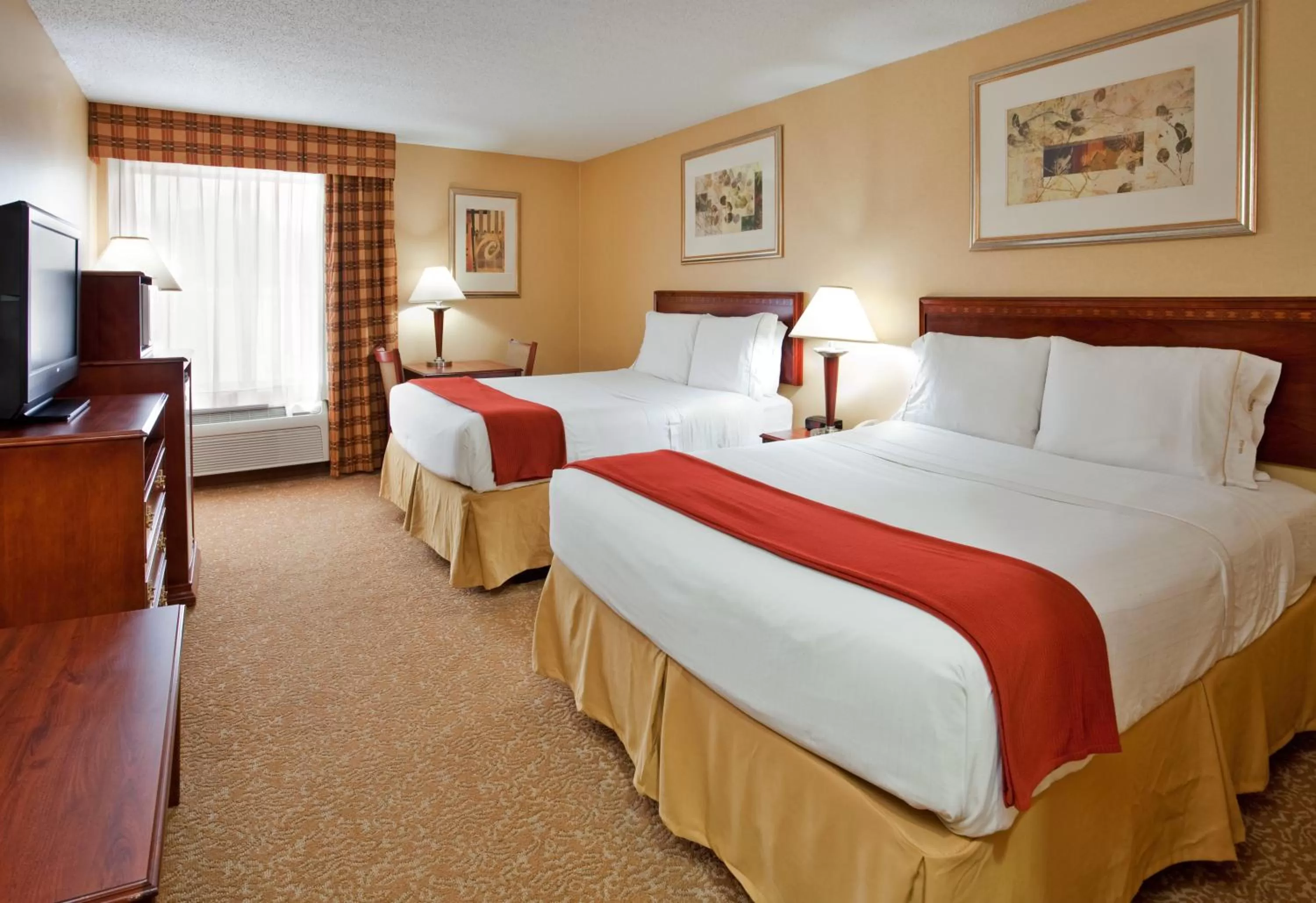 Photo of the whole room, Bed in Holiday Inn Express Hotel & Suites Fenton/I-44 by IHG