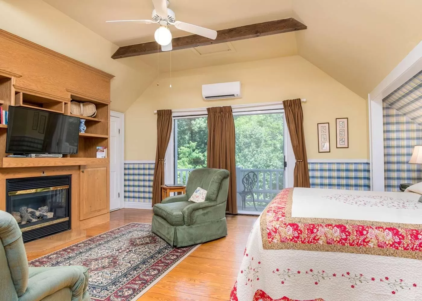 Photo of the whole room in Highland Lake Inn & Resort - Flat Rock