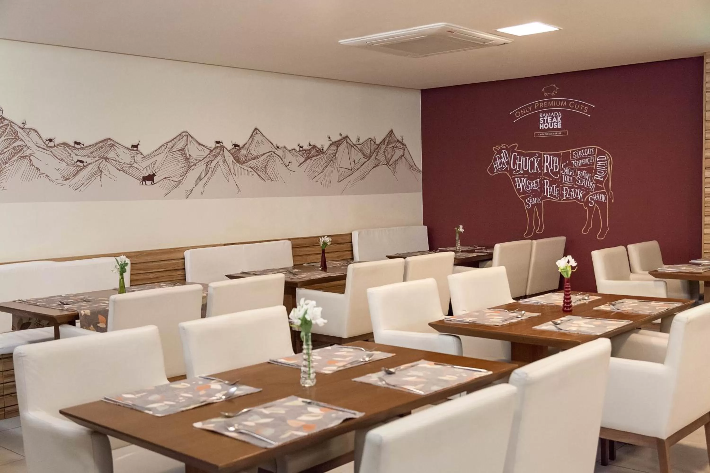 Restaurant/places to eat in Ramada by Wyndham Macae Hotel & Suites