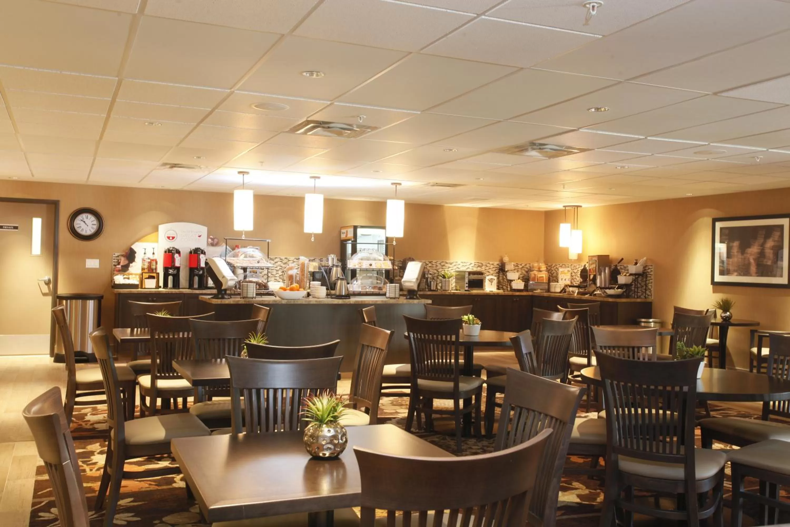 Restaurant/places to eat in Pomeroy Inn & Suites at Olds College