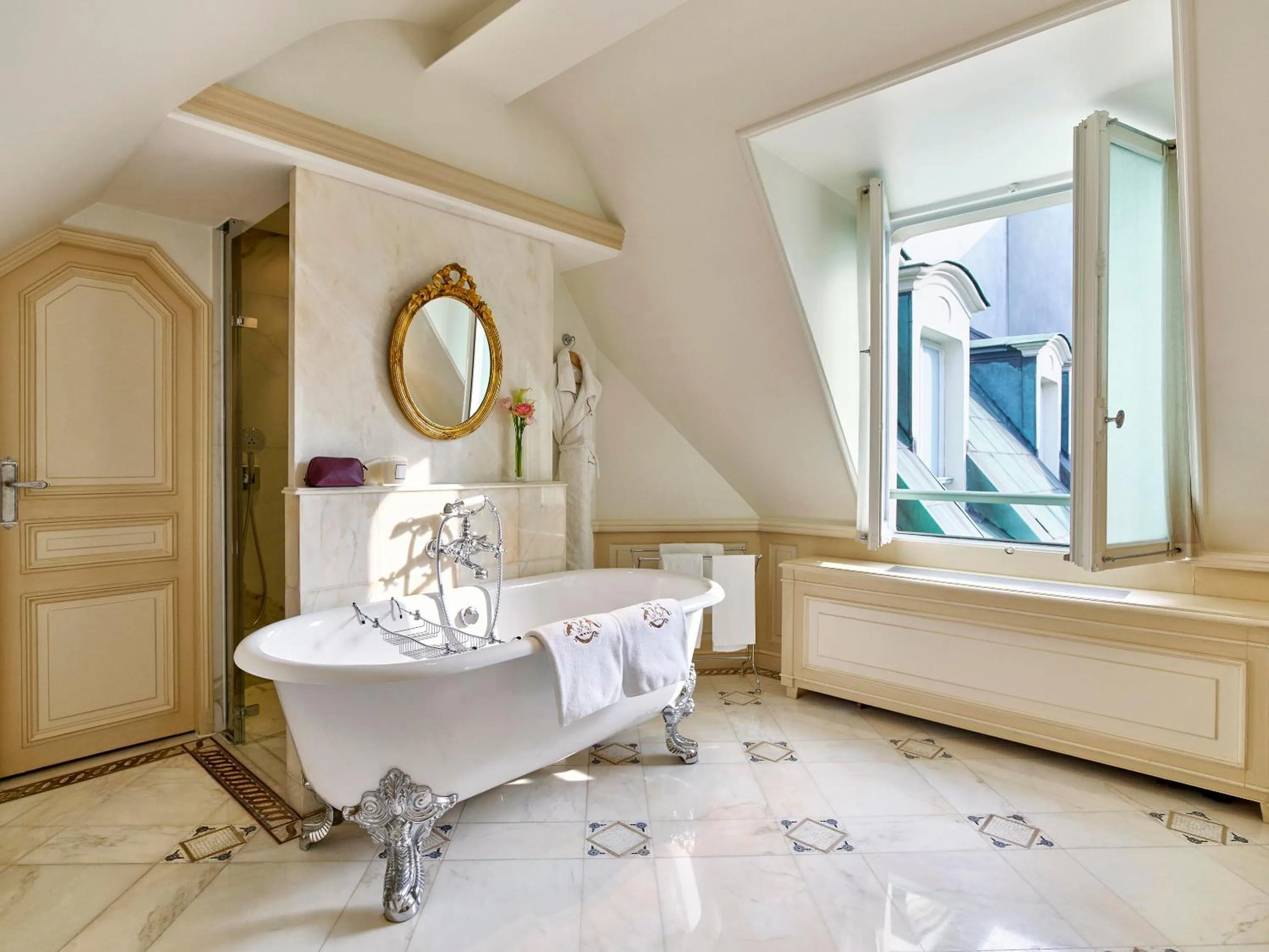 Bathroom in Le Meurice – Dorchester Collection
