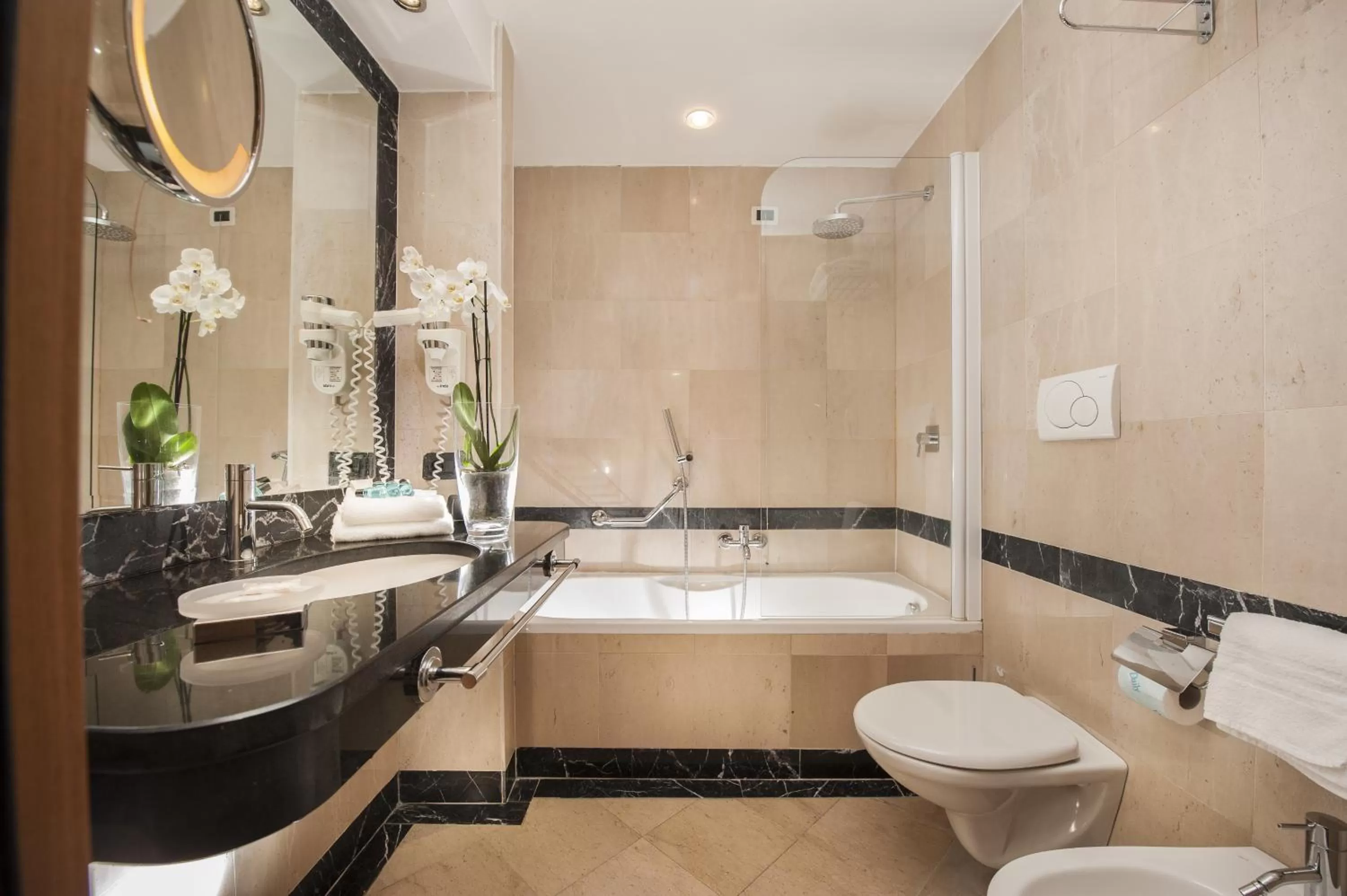 Shower in Cardinal Hotel St. Peter