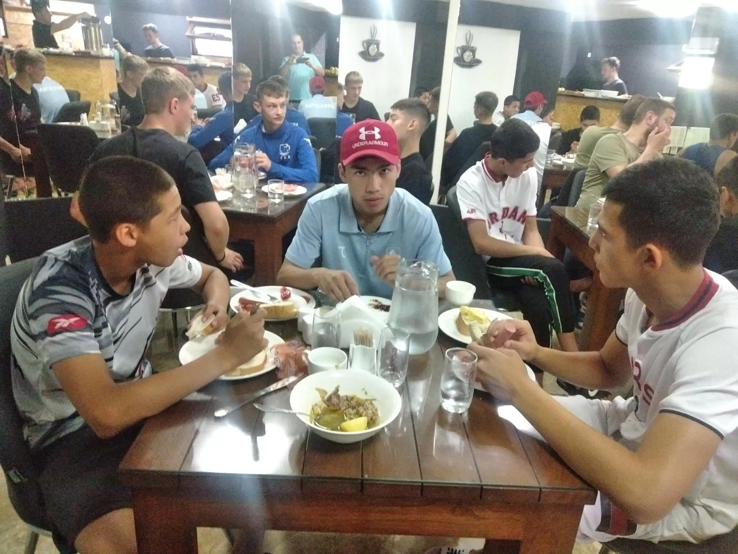 Restaurant/places to eat in Hotel Traveler