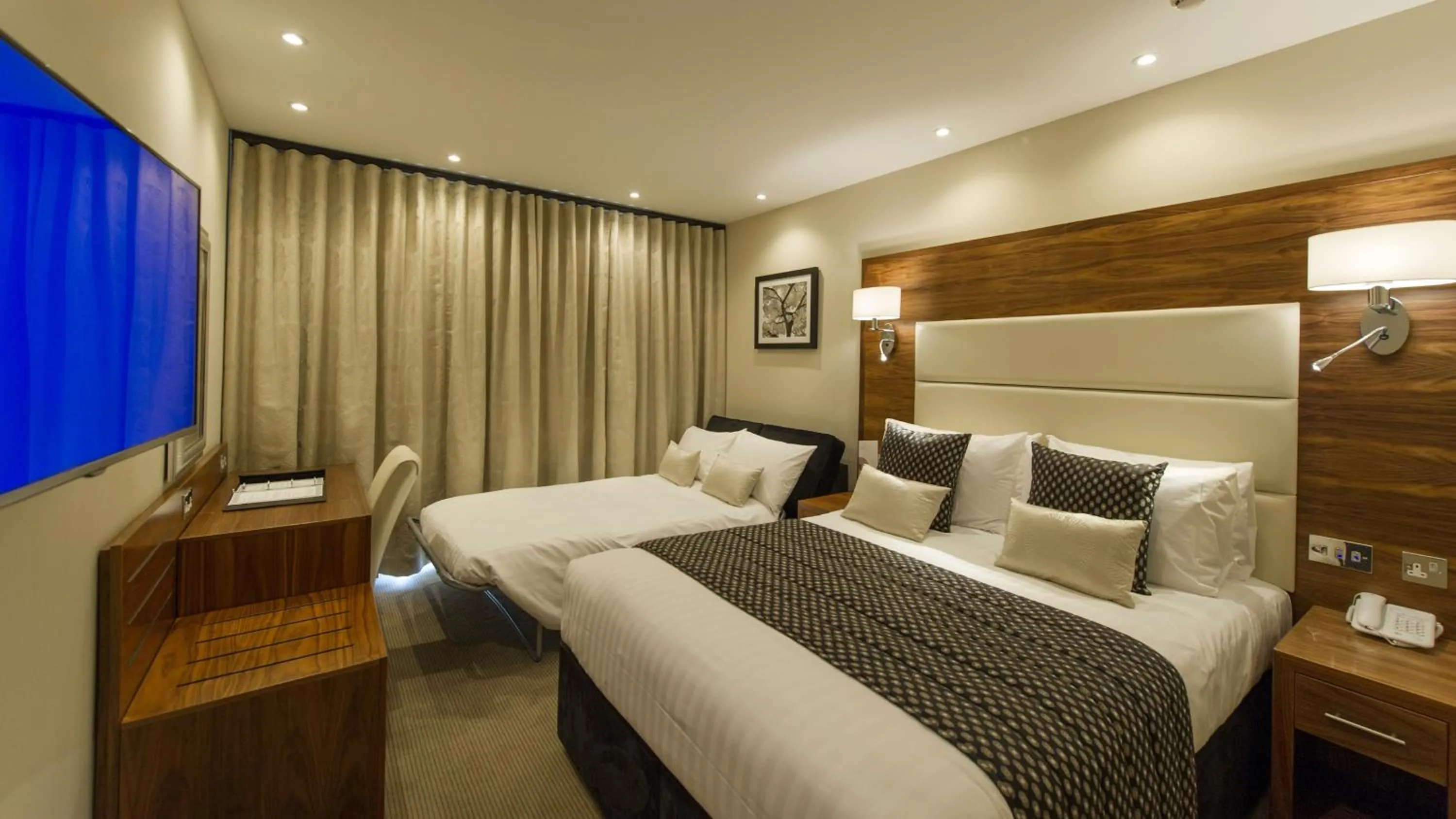 Photo of the whole room, Bed in The Devon Hotel