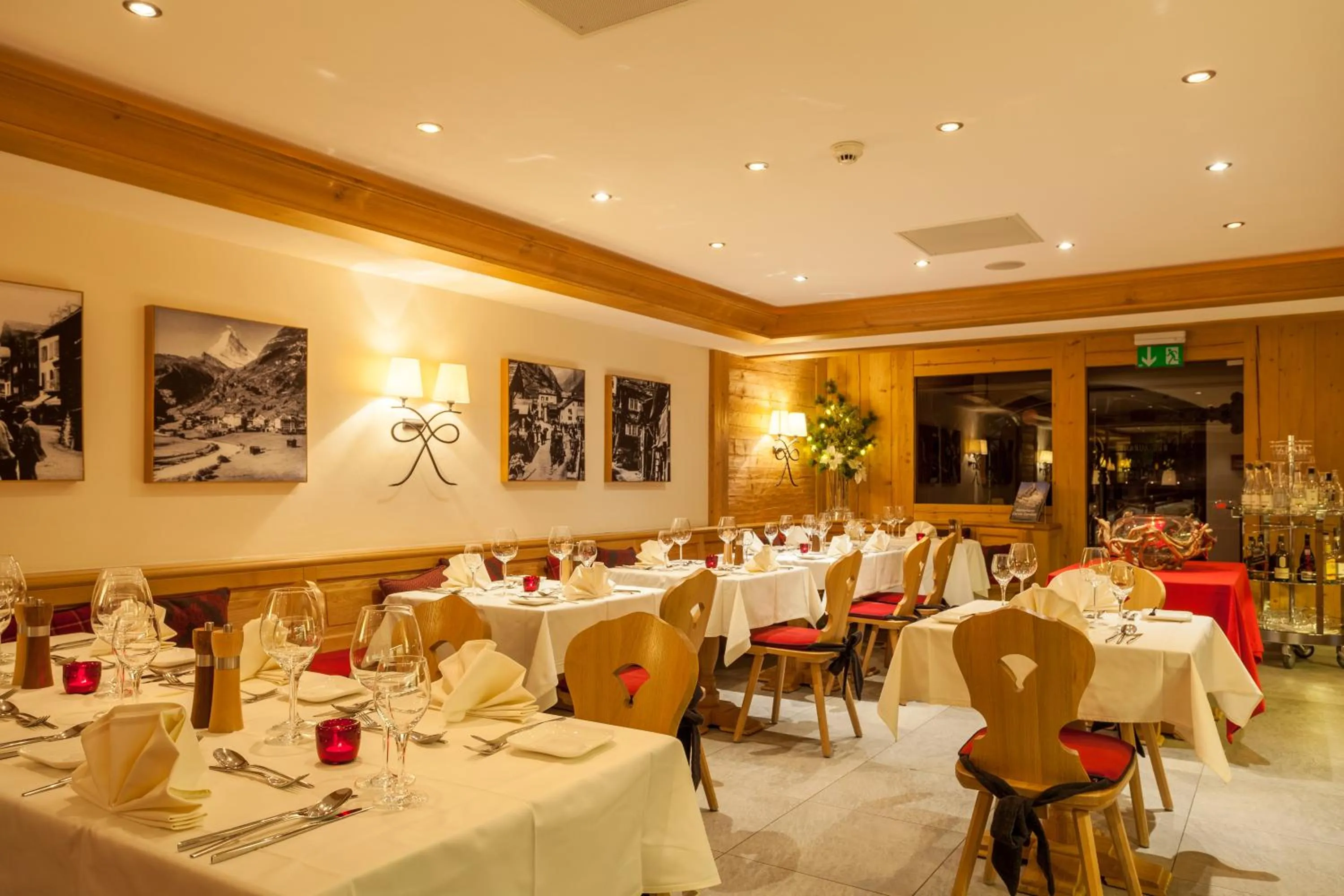 Restaurant/places to eat in Hotel Holiday