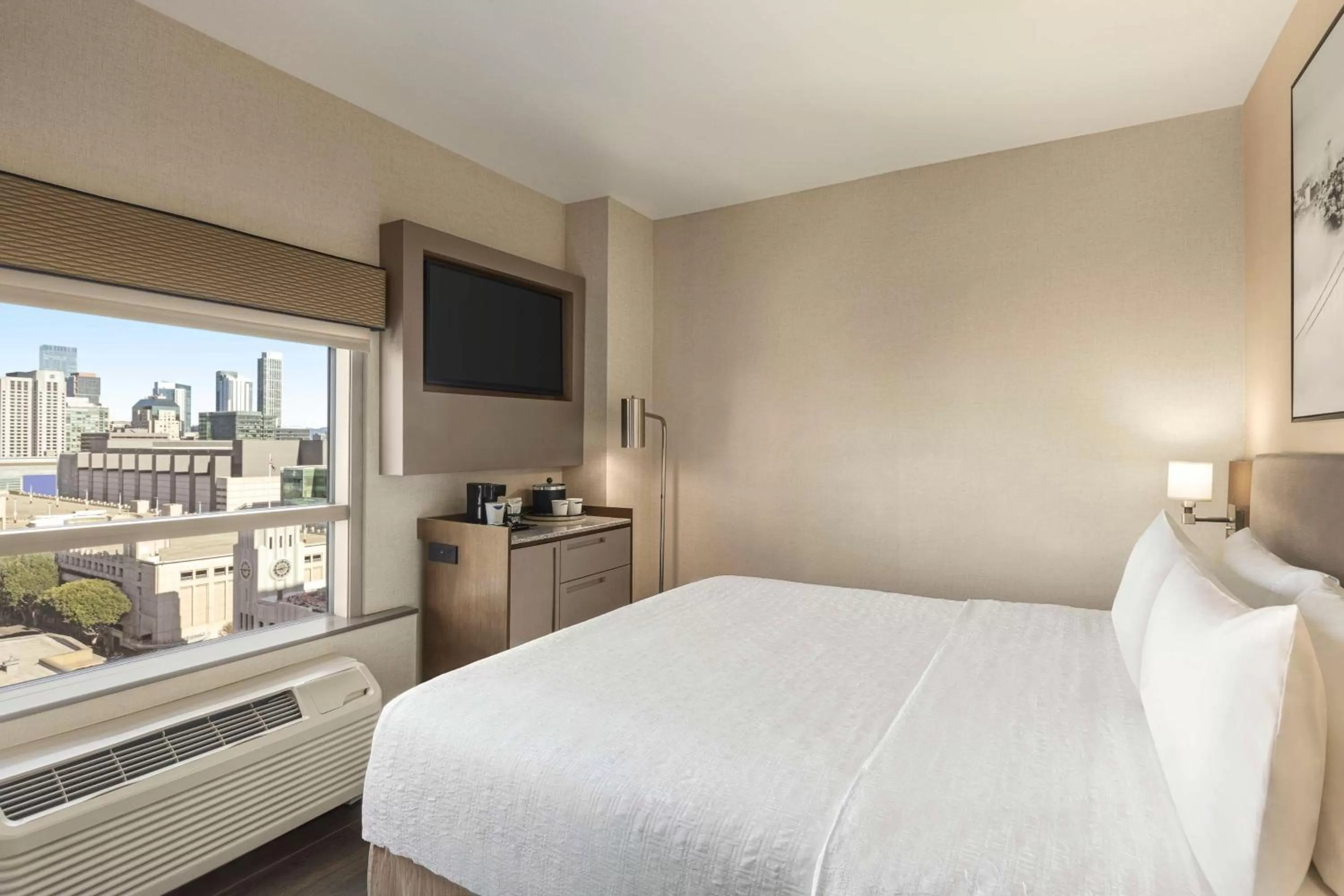 Bed in Hampton Inn San Francisco Downtown/Convention Center