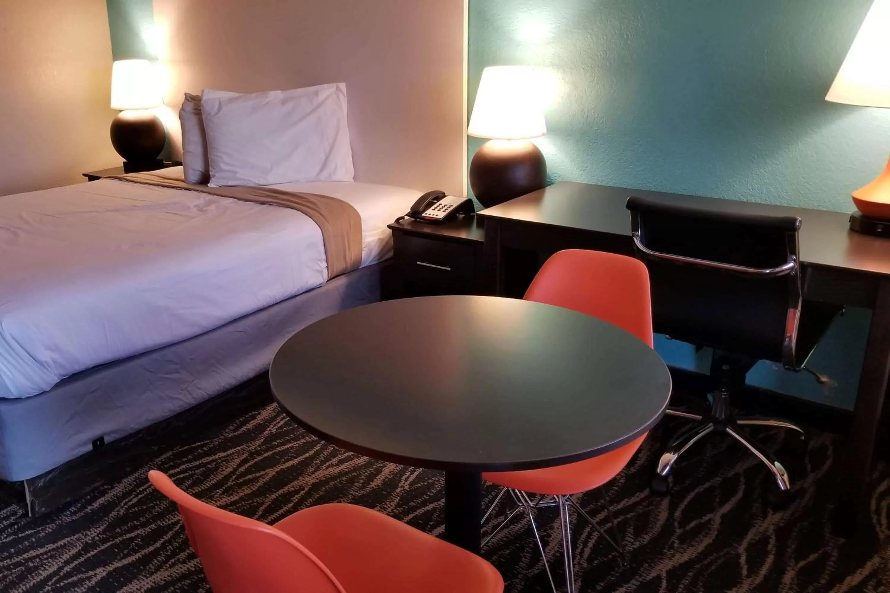 Photo of the whole room, Bed in Howard Johnson by Wyndham Houston Hobby Airport